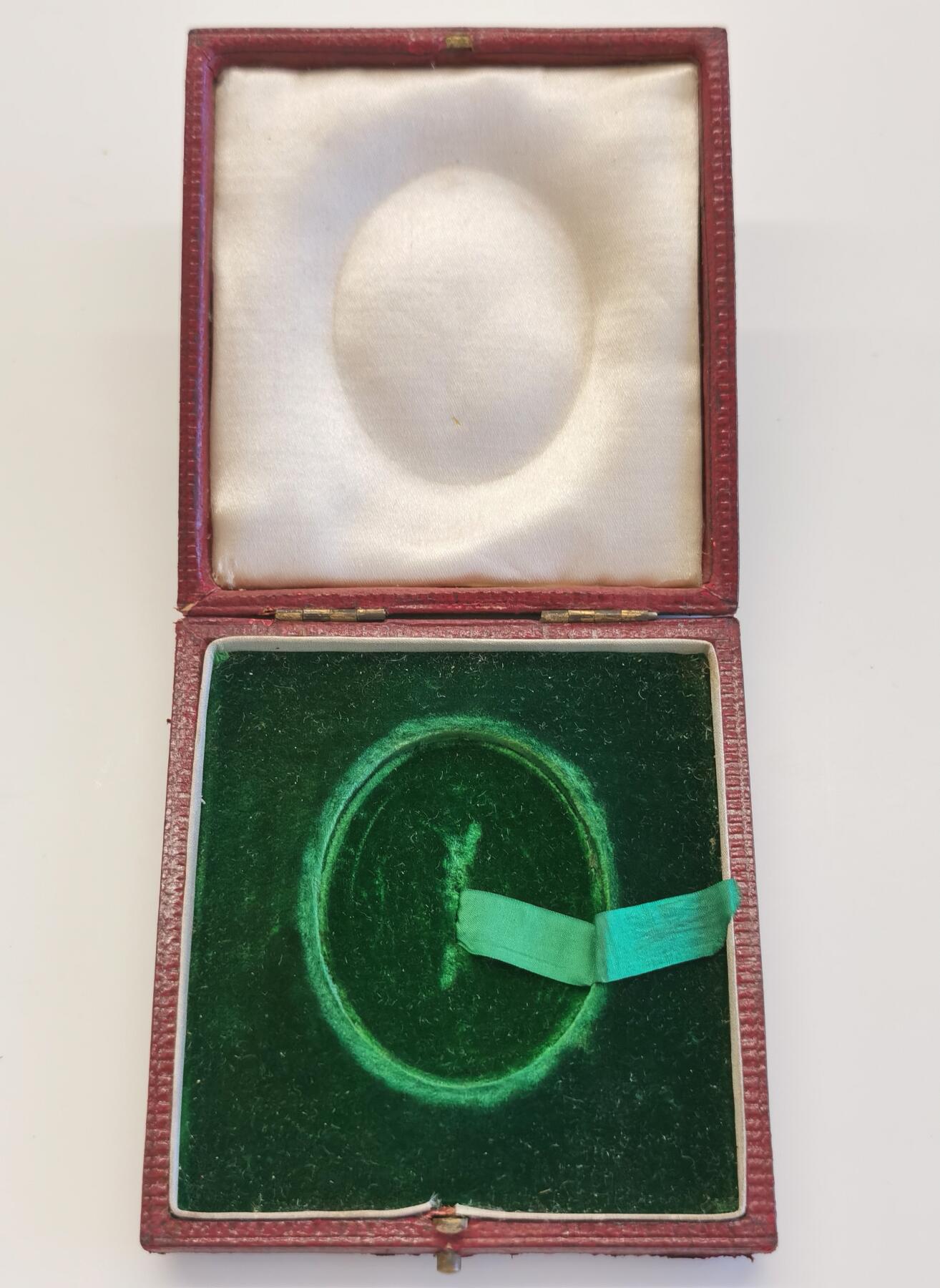 博洋堂“夏光旖旎”7月精品专场暨第085期（全场包邮） NGC MS64 1888成立，1897年颁发的英国椭圆形卫生研究协会银章 NGC加厚大盒  雕刻并授予弗里斯顿·基奇纳，附带百年原盒。自然氧化紫罗兰五彩包浆，栩栩如生，刻画精细。正面:Hygieia喂手里蛇喝水，慈悲为怀。许癸厄亚（希腊神话 健康女神|医神阿斯克勒庇俄斯之女）许癸厄亚的经典形象是一个右手持碗喂蛇的少女，她喂的蛇就是阿斯克勒庇俄斯的圣蛇。一般认为：“阿斯克勒庇俄斯之杖”代表医学，