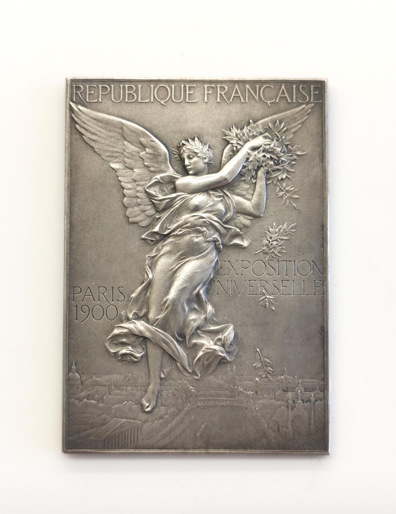 博洋堂“夏光旖旎”7月精品专场暨第085期（全场包邮） 1900年法国巴黎世博会镀银铜章（原盒），F.Vernon作品，60*42mm，53.4g，边铭丰饶角+BRONZE