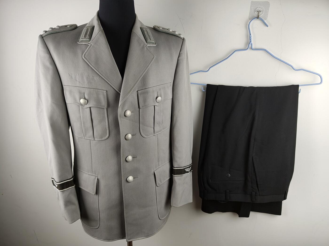 全场0元起拍 第178期 咸鱼国勋章拍卖专场 7月31日（周三）下午6：00开始 西德陆军陆航上尉 刺绣袖标常服一套 胸围102 肩宽44 衣长75 袖长60 腰围76 裤长97