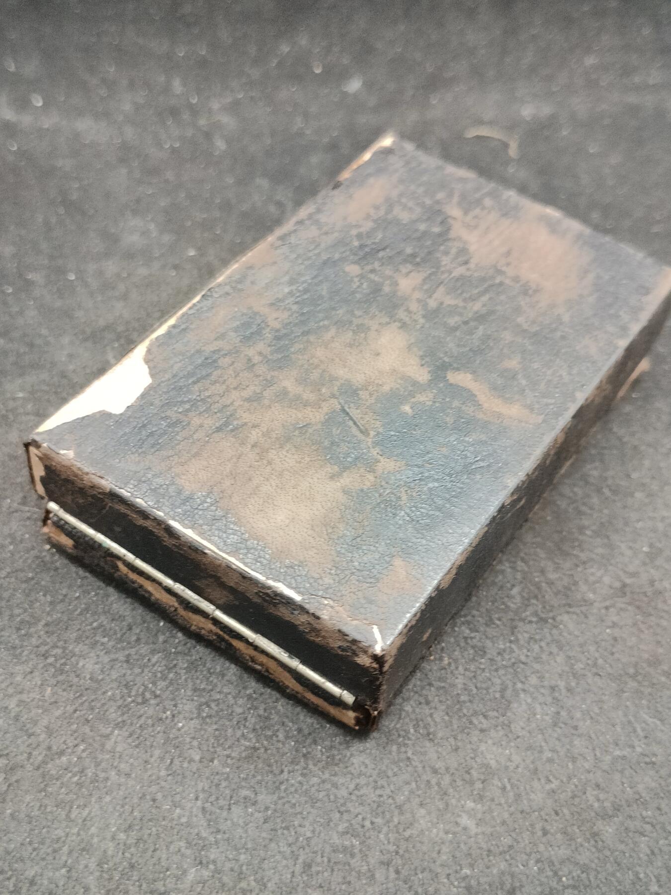 全场0元起拍 第178期 咸鱼国勋章拍卖专场 7月31日（周三）下午6：00开始 日本明治极早期纸皮按扣盒 赤十字有功章 内缩珐琅 银制 盒有修