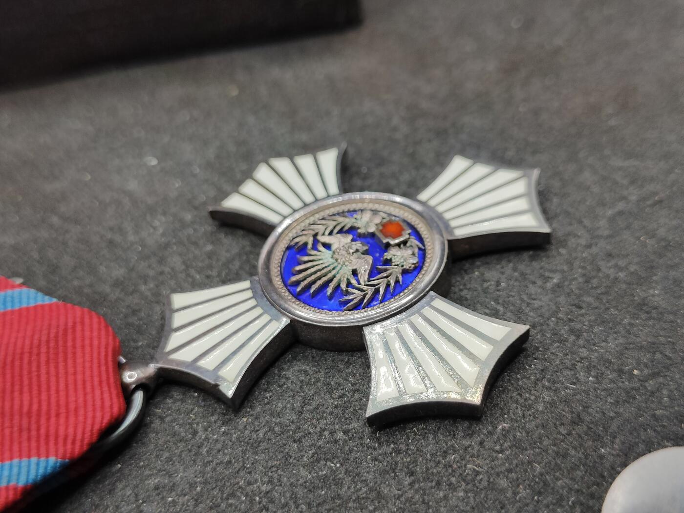 全场0元起拍 第178期 咸鱼国勋章拍卖专场 7月31日（周三）下午6：00开始 日本明治极早期纸皮按扣盒 赤十字有功章 内缩珐琅 银制 盒有修