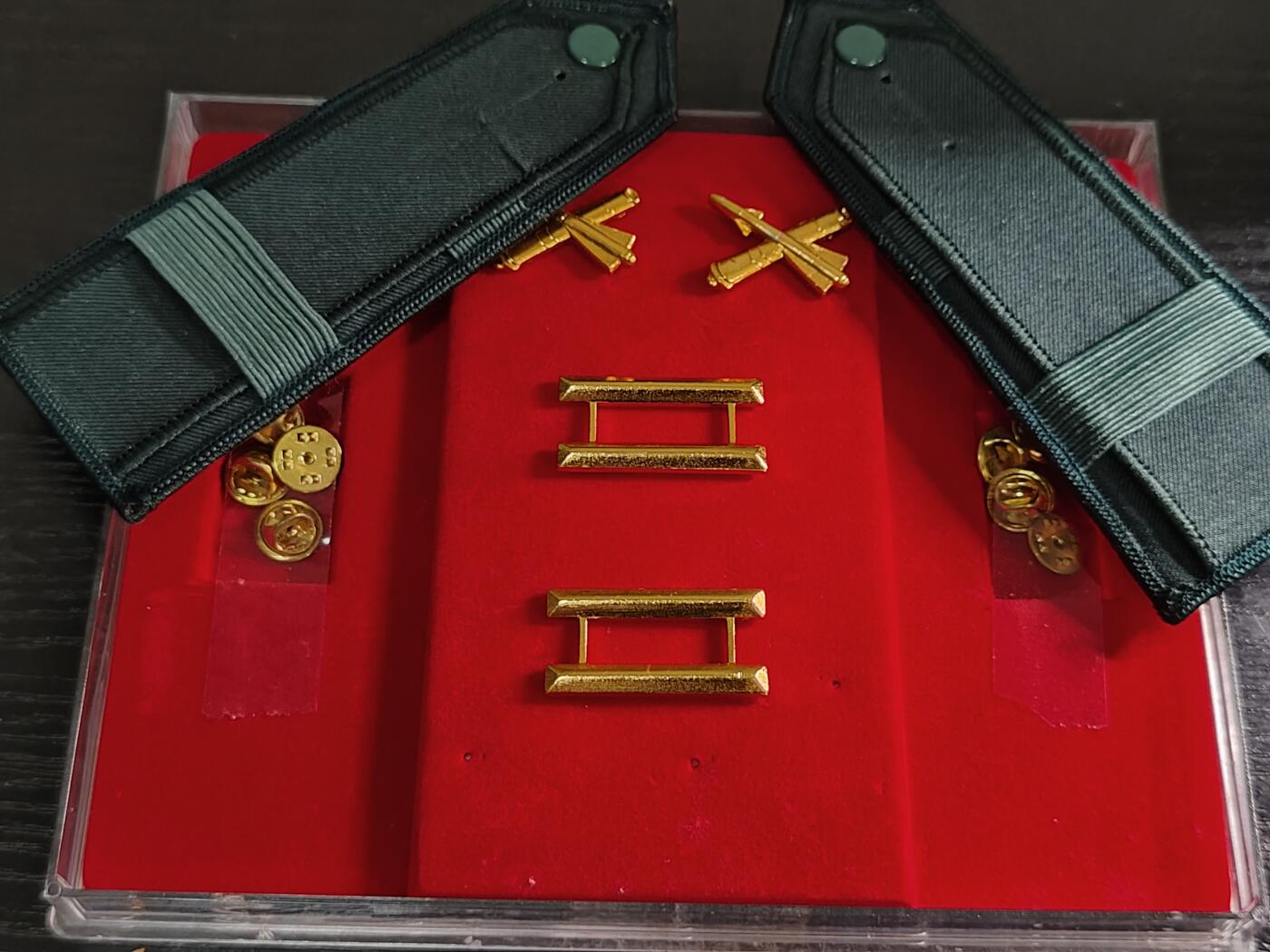 全场0元起拍 第178期 咸鱼国勋章拍卖专场 7月31日（周三）下午6：00开始 早期 炮兵中尉 荣升肩章领章礼盒全套