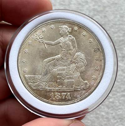 印尼/津巴布韦纸钞，英国5镑克朗纪念币、套币，苏格兰早期代用铜币TOKEN、美国拿花1元银币、日本天保丁银、水户虎钱、古琉球大世/世高通宝、琉球当百半朱、秋田锷钱，印度小维双辫卢比银币、古印度迈索尔铜币、泰国屁股银锭、尼泊尔、不丹早期铜银币，荷属东印度、非洲老版套币纪念币。彼得堡世界钱币勋章拍卖第104期 - 美国1874年1元拿花贸易银币，带光好品、少见品种