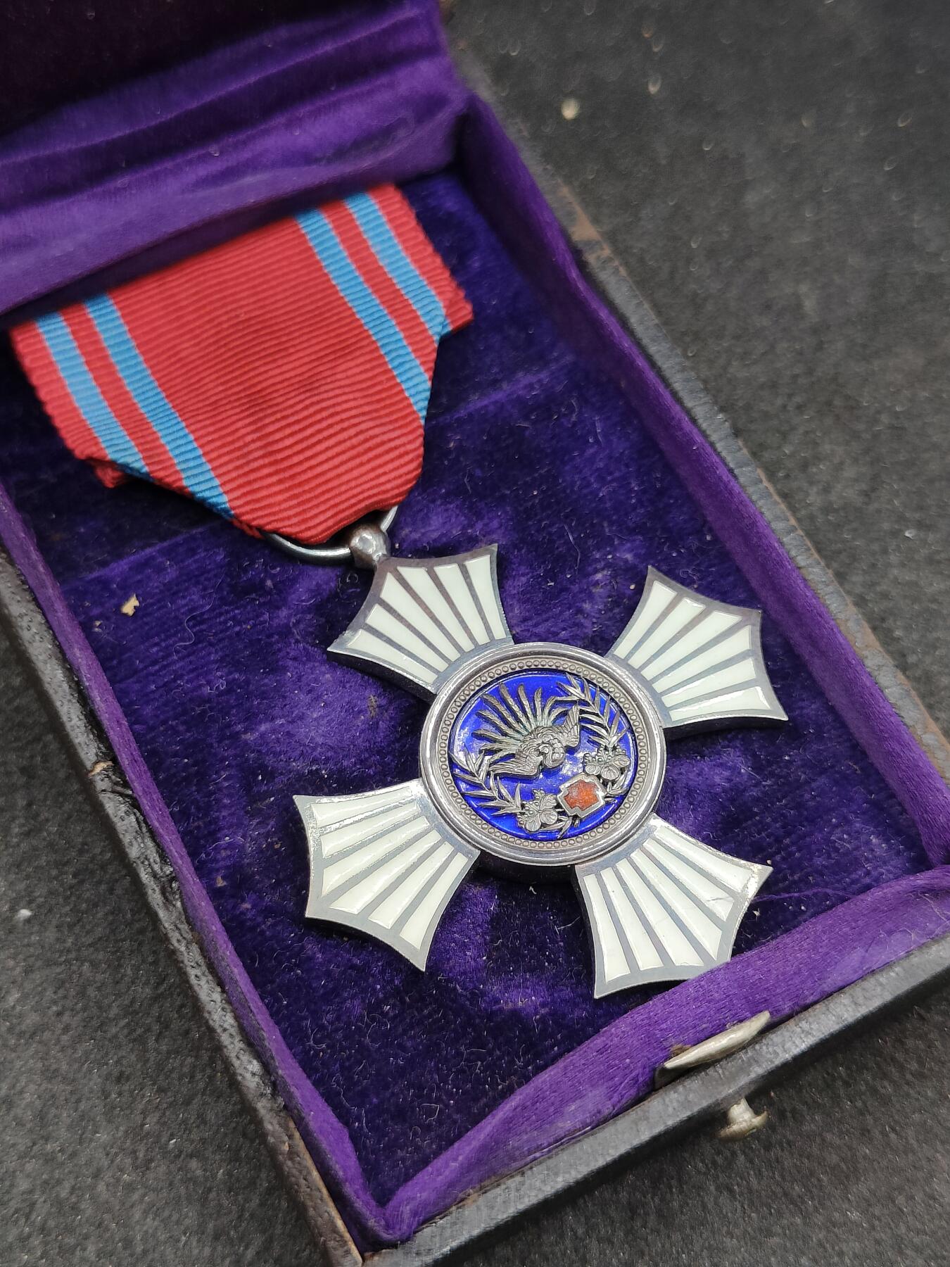 全场0元起拍 第178期 咸鱼国勋章拍卖专场 7月31日（周三）下午6：00开始 日本明治极早期纸皮按扣盒 赤十字有功章 内缩珐琅 银制 盒有修