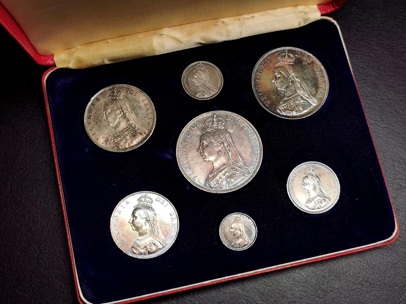 凡希社世界钱币微拍第二百七十八期 1887英国老维高冠流通版3d-Crown七枚套AU带后制盒