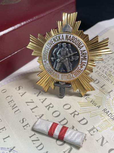 戎马世界章牌大赏第75期，7月27日周六晚六点整开拍 - 南斯拉夫二级人民军勋章，盒略大证书齐全，质感非常好的末期厚重仿皮盒，章体品相完美，镀金非常漂亮，盒略证难得的齐全