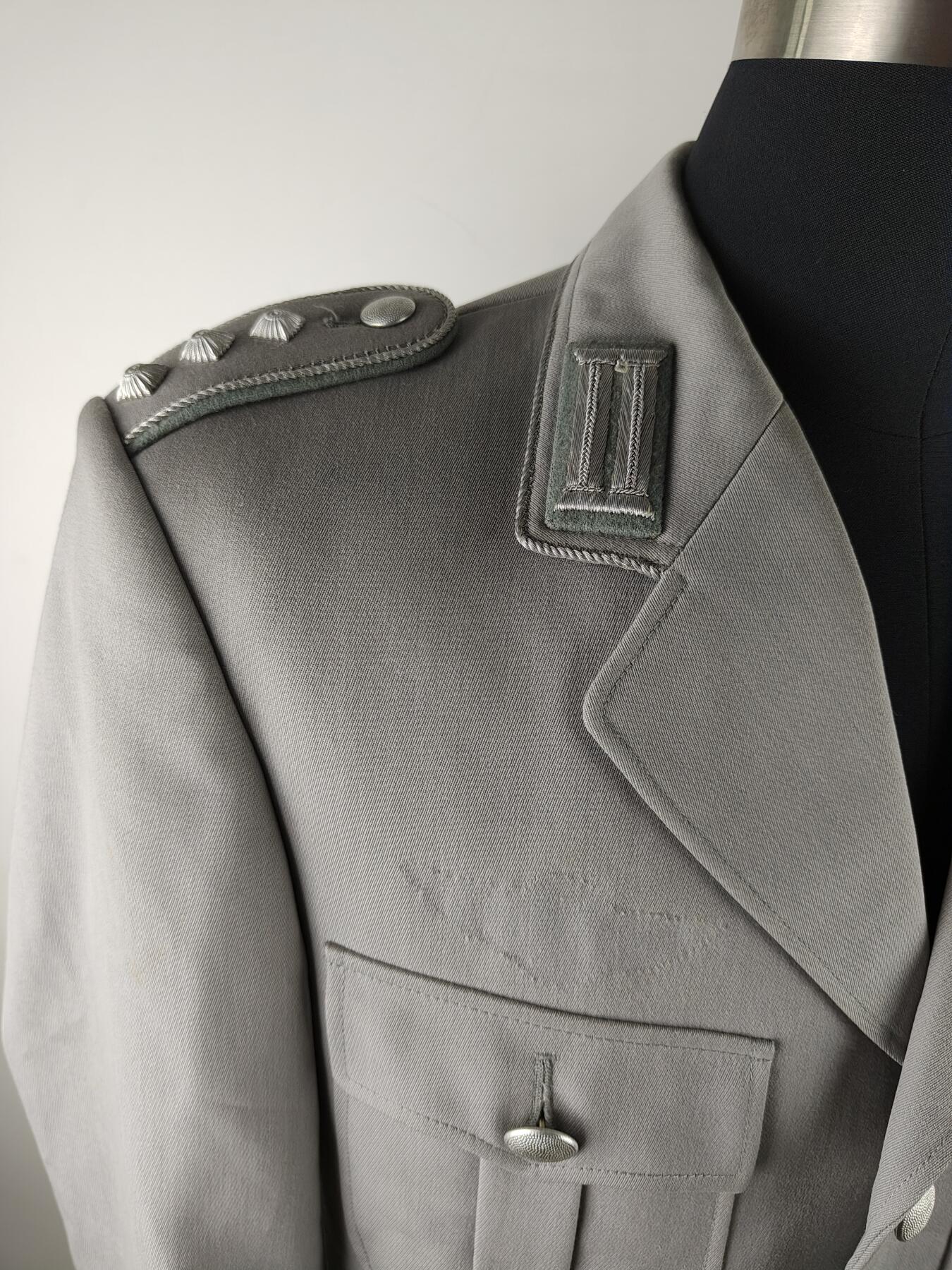 全场0元起拍 第178期 咸鱼国勋章拍卖专场 7月31日（周三）下午6：00开始 西德陆军陆航上尉 刺绣袖标常服一套 胸围102 肩宽44 衣长75 袖长60 腰围76 裤长97