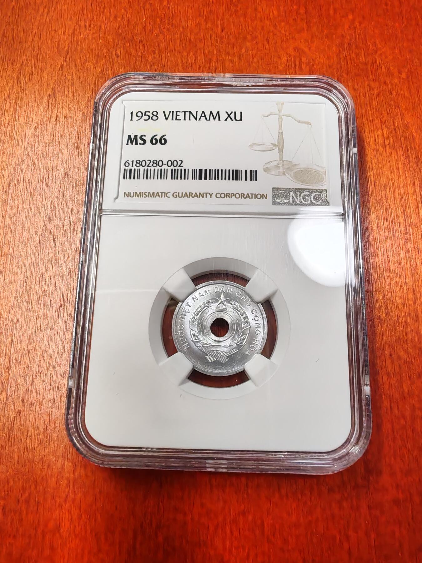 长老汇龙年精选第十三场拍卖 1958 越南 1苏中孔铝币，NGC MS66