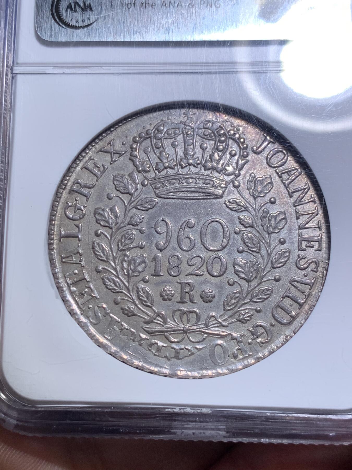 《竞宝斋》第292场- 周日，周一  2场连拍 （全场包邮） NGC MS62 葡属巴西1820年960瑞斯大银币 老盒老味道，打制清晰，币面清爽，不可多得