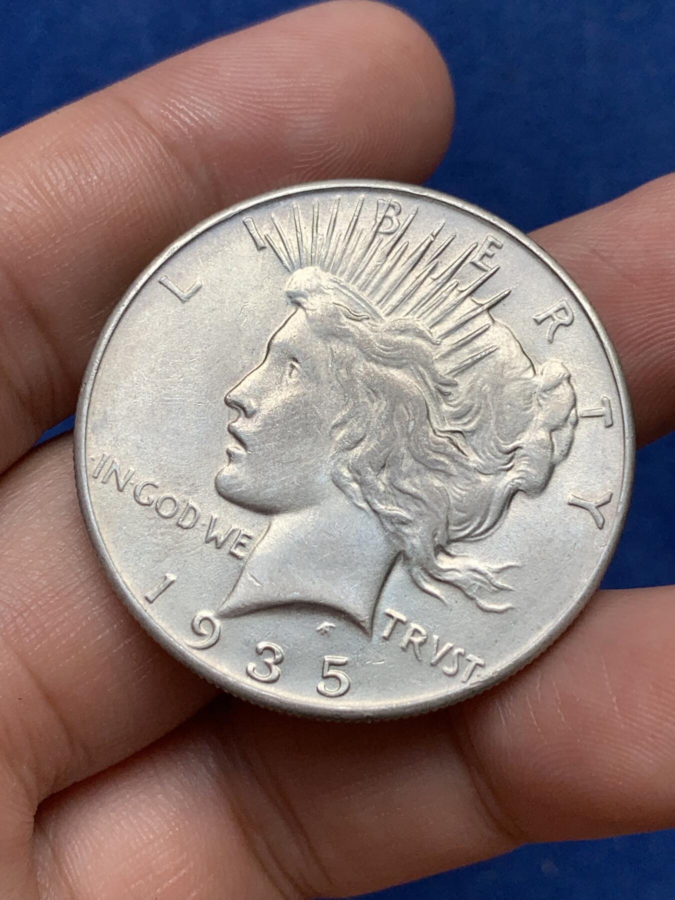 《竞宝斋》第292场- 周日，周一  2场连拍 （全场包邮） 少见 转光品 1935年 美国和平银币 边齿完好 转光明显 国内很难见到