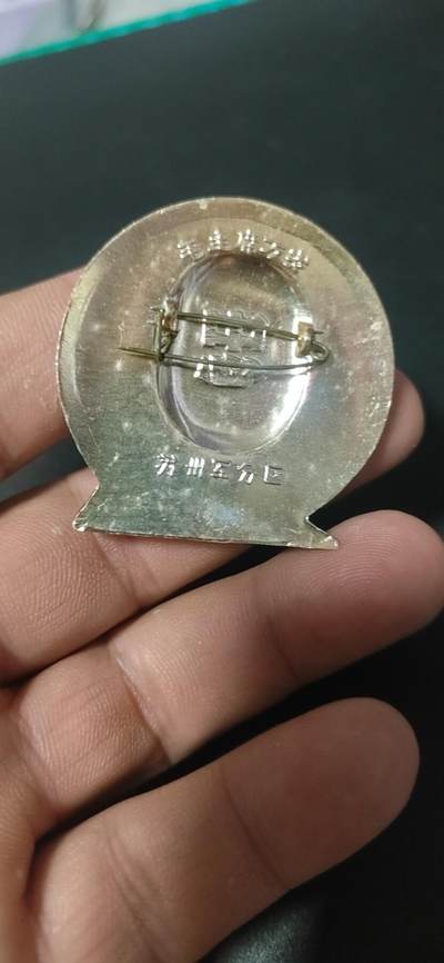 毛主席像章拍场，都是部队章 🔥🔥🔥🔥毛主席像章，45.8毫米，背面有铭文：苏州军分区
