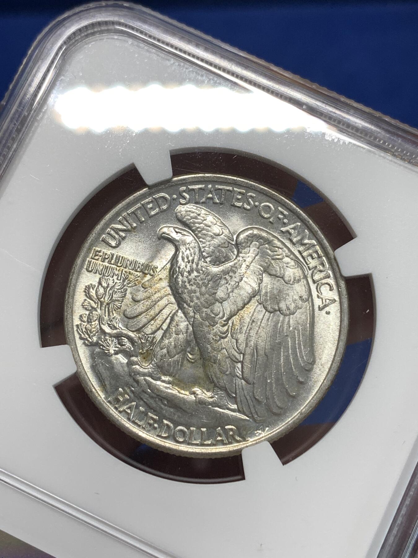 《竞宝斋》第292场- 周日，周一  2场连拍 （全场包邮） NGC MS64 美国1945年行走女神半圆银币 来自美国库存包装，非原卷，但是也未可见流通。双面带有脱模剂氧化而成的黄油包浆，养眼舒服。它也是美国币经典设计，深受世界人民喜爱，来自Adolph A. Weinman的设计。