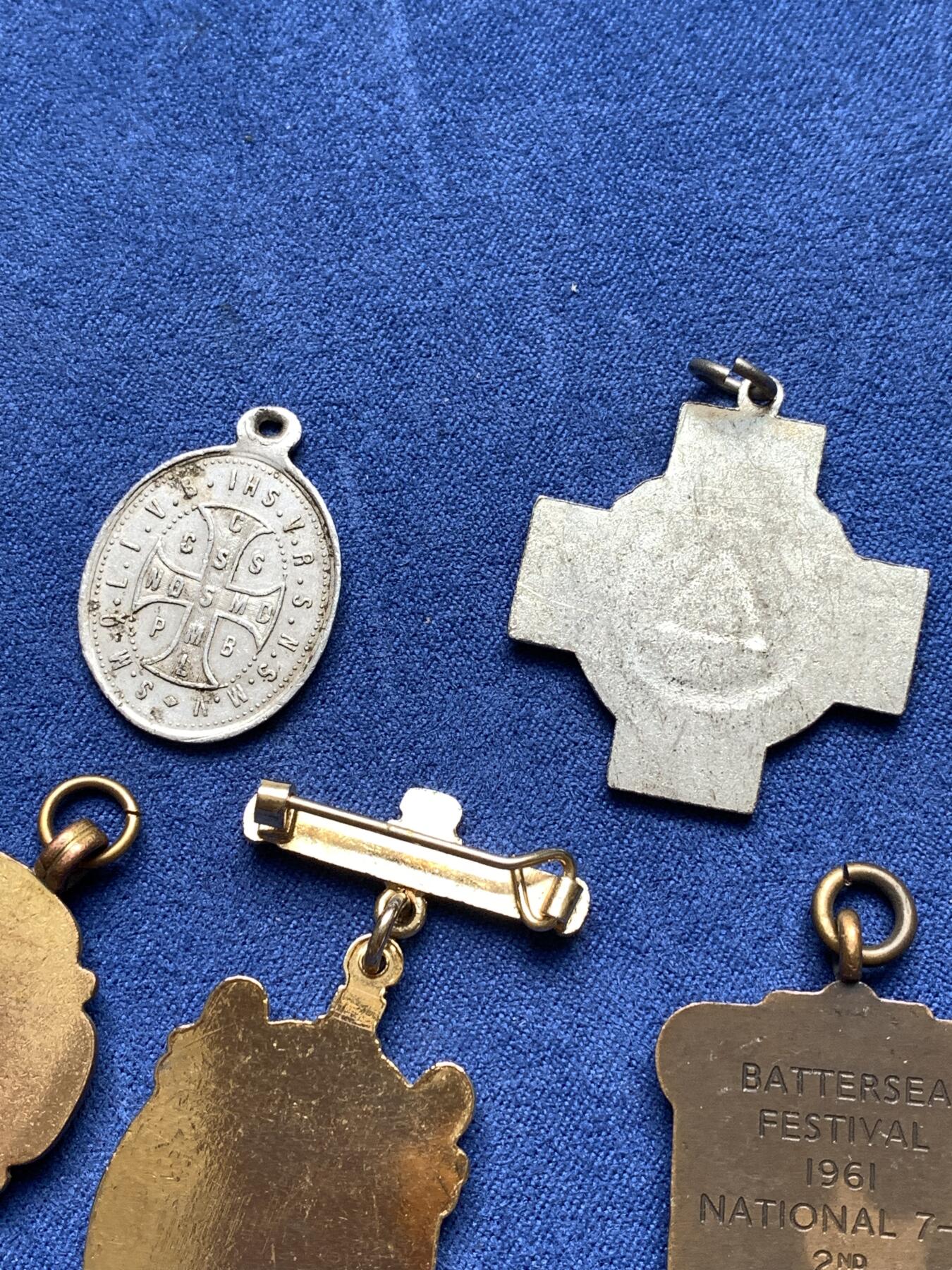 《竞宝斋》第292场- 周日，周一  2场连拍 （全场包邮） 外国纪念章一组 细节见图