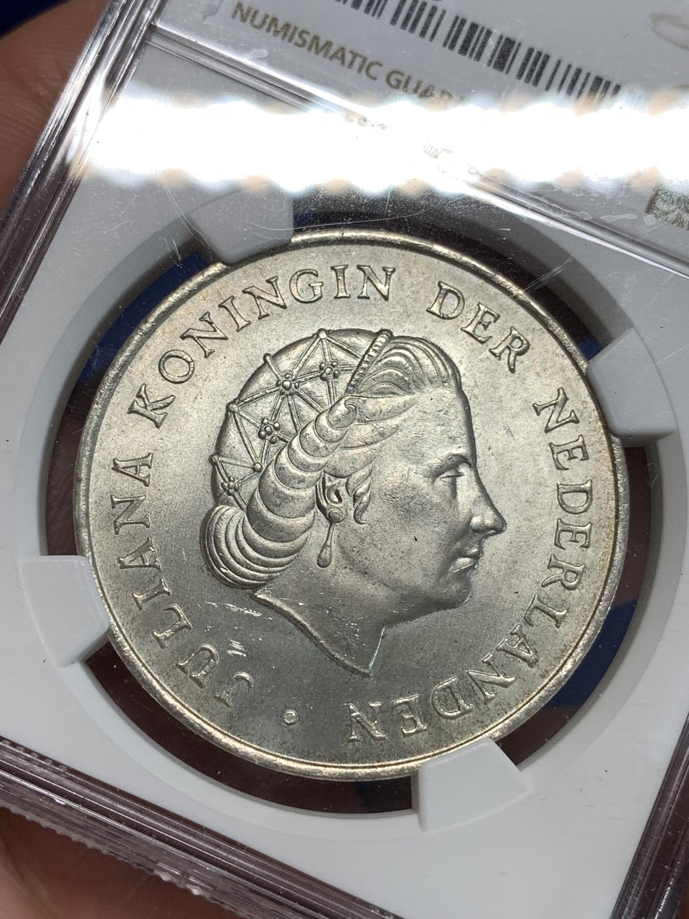 《竞宝斋》第292场- 周日，周一  2场连拍 （全场包邮） NGC MS64 荷属安的列斯1964年朱丽安娜2.5盾 曝光 国徽很好看