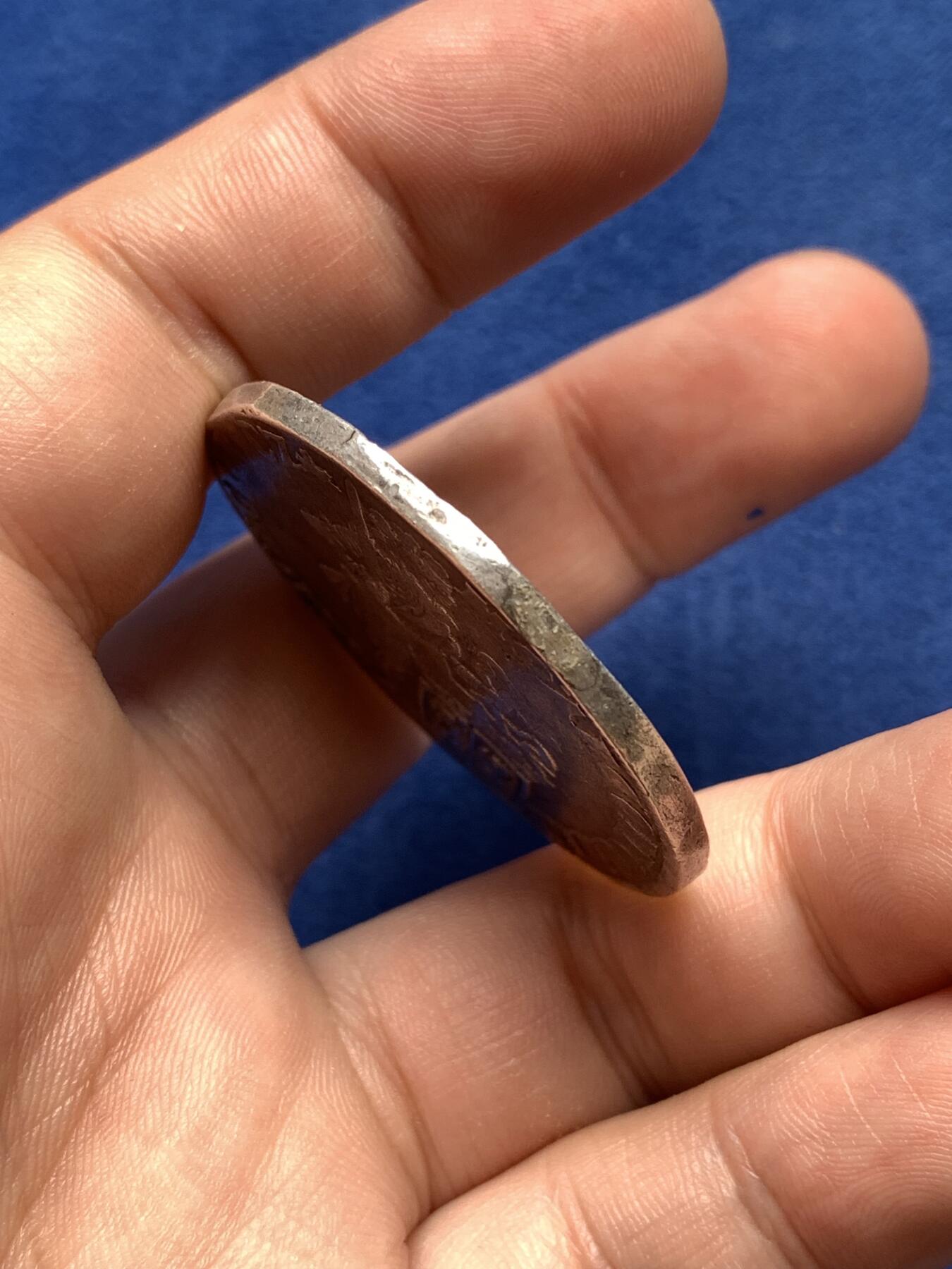 《竞宝斋》第292场- 周日，周一  2场连拍 （全场包邮） 荷兰 1699年 海尔德兰省，少见地名，持剑武士1杜卡特银币，早期品种，状态已经算不错，27.6克，光边