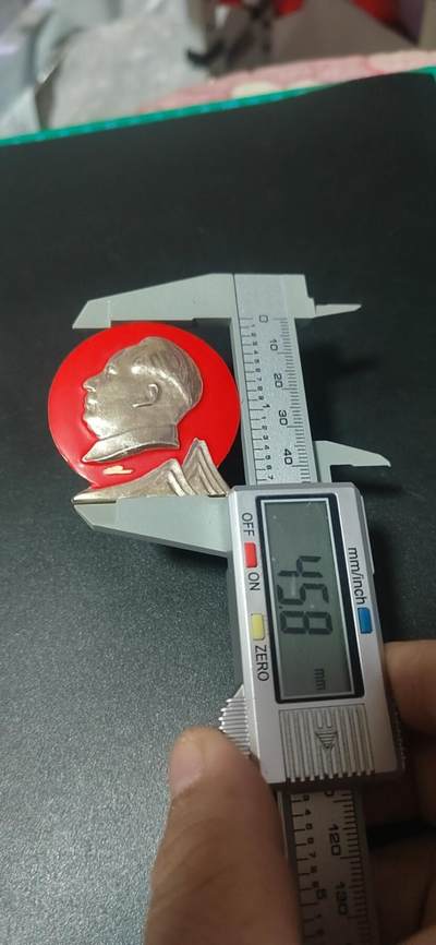 毛主席像章拍场，都是部队章 🔥🔥🔥🔥毛主席像章，45.8毫米，背面有铭文：苏州军分区