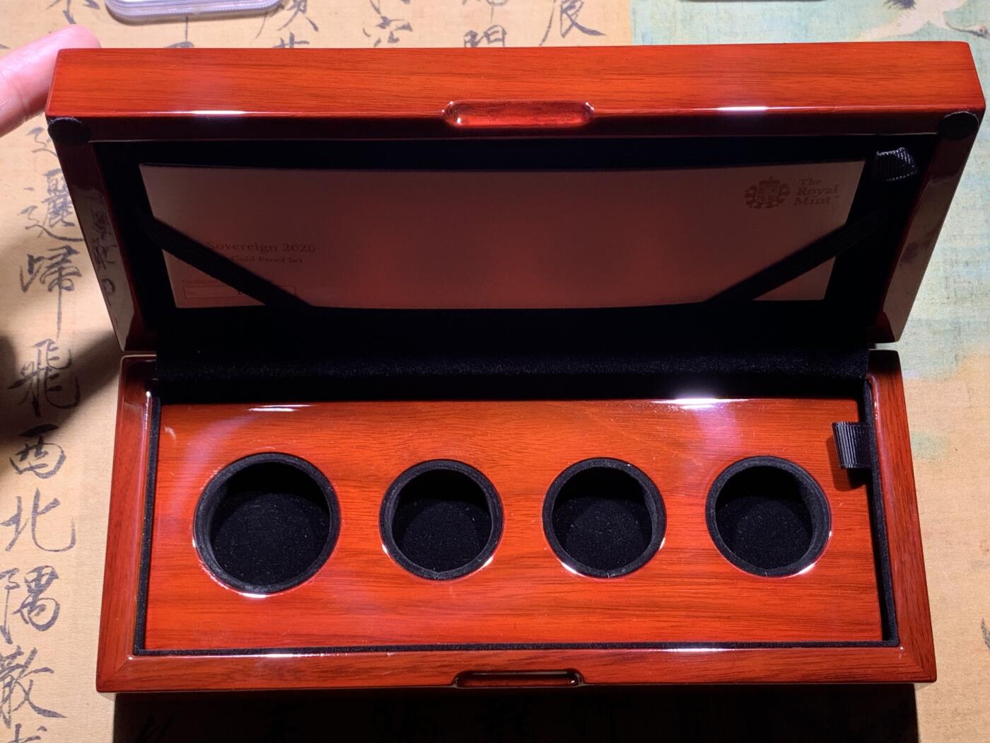 《竞宝斋》第292场- 周日，周一  2场连拍 （全场包邮） NGC PF69-70UC 英国 2020年 乔治三世200周年纪念索维林金币（4枚马剑金币套装总重30克，带钢琴漆木质原盒，限量600套，金价高企错过可惜！）