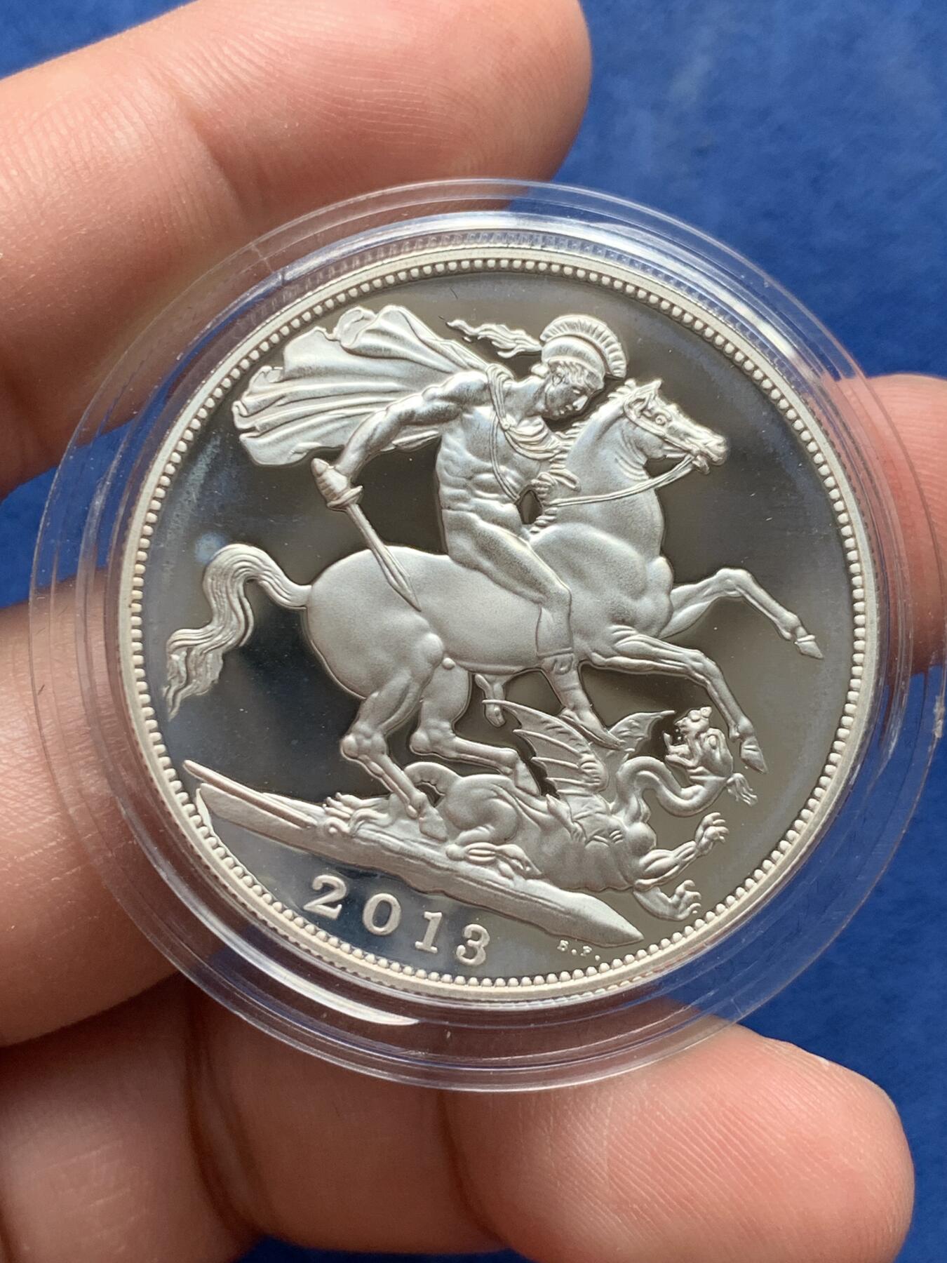 《竞宝斋》第292场- 周日，周一  2场连拍 （全场包邮） 英国2013年 伊丽莎白二世加冕60周年纪念 5镑 又称''最后的马剑'' 38.61mm 28.28g 0.925Ag 铸造量7500枚