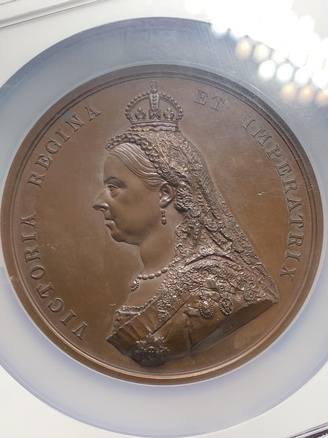 《竞宝斋》第292场- 周日，周一  2场连拍 （全场包邮） NGC MS63BN 英国1887年维多利亚女王登基50周年纪念铜章 直径75的超大经典铜章。