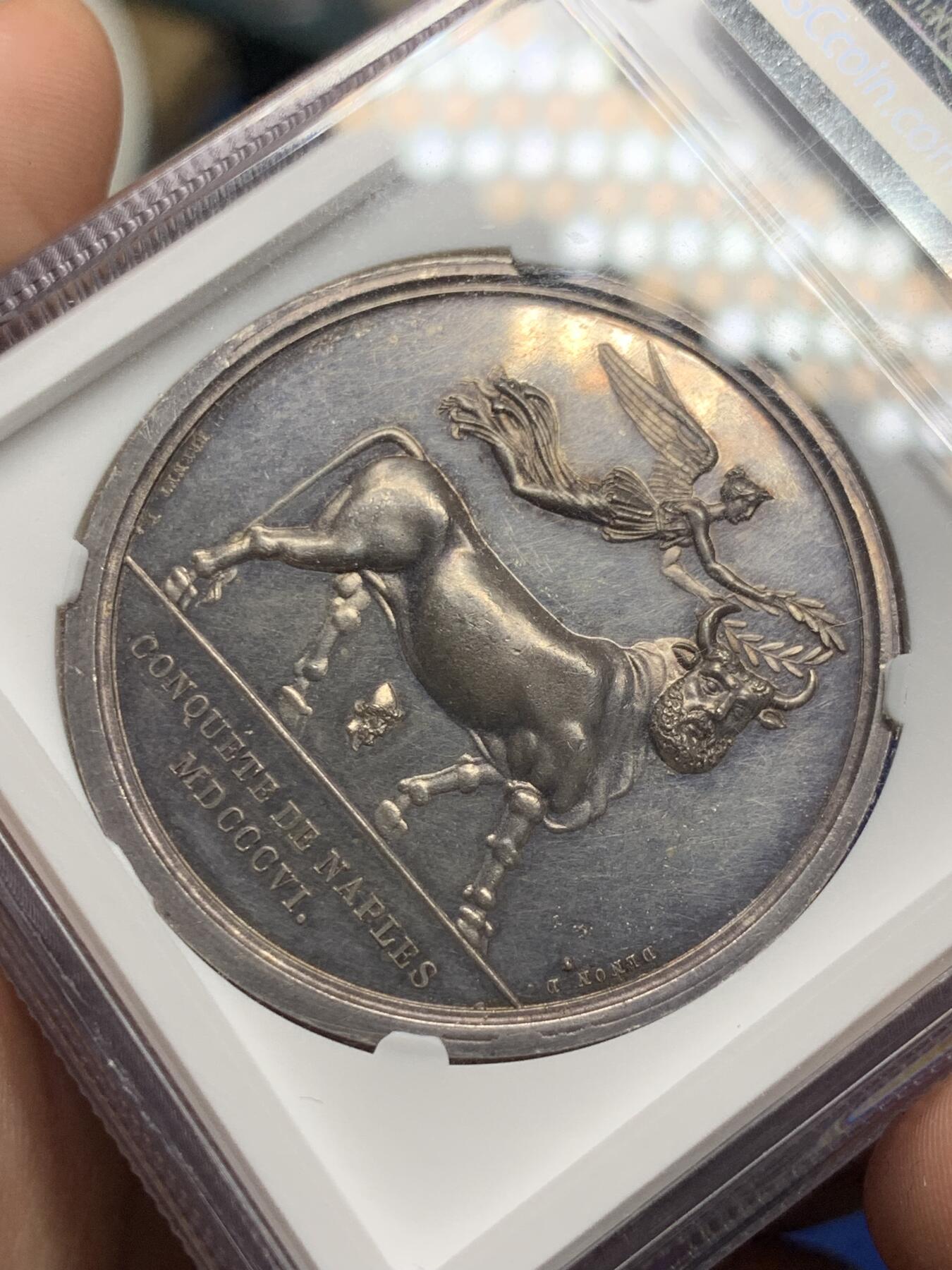 《竞宝斋》第292场- 周日，周一  2场连拍 （全场包邮） NGC UNCD 法国1806年拿破仑银章 19世纪后铸，极少见的品种，超高浮雕很细腻，加厚盒难得