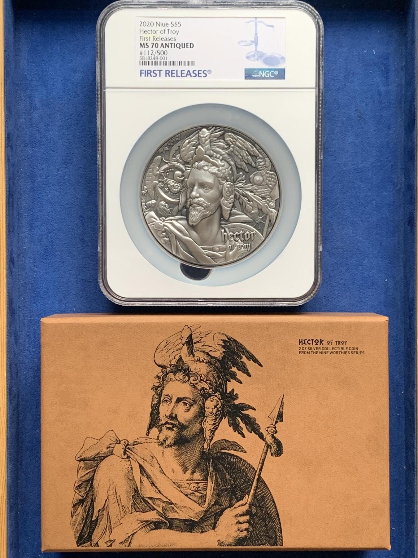 《竞宝斋》第292场- 周日，周一  2场连拍 （全场包邮） NGC MS70ANTIQUED 纽埃2020年5美元高浮雕仿古特大银铜币 特洛伊第一勇士“赫克特耳”，材质：2盎司999银+11.5盎司999铜（约：420克），直径80毫米，限量发型500枚，该枚为112号。冠军分（70分仅3枚），首期发行蓝标，盒证齐全，（证书为银章，0.1盎司银，约3余克）