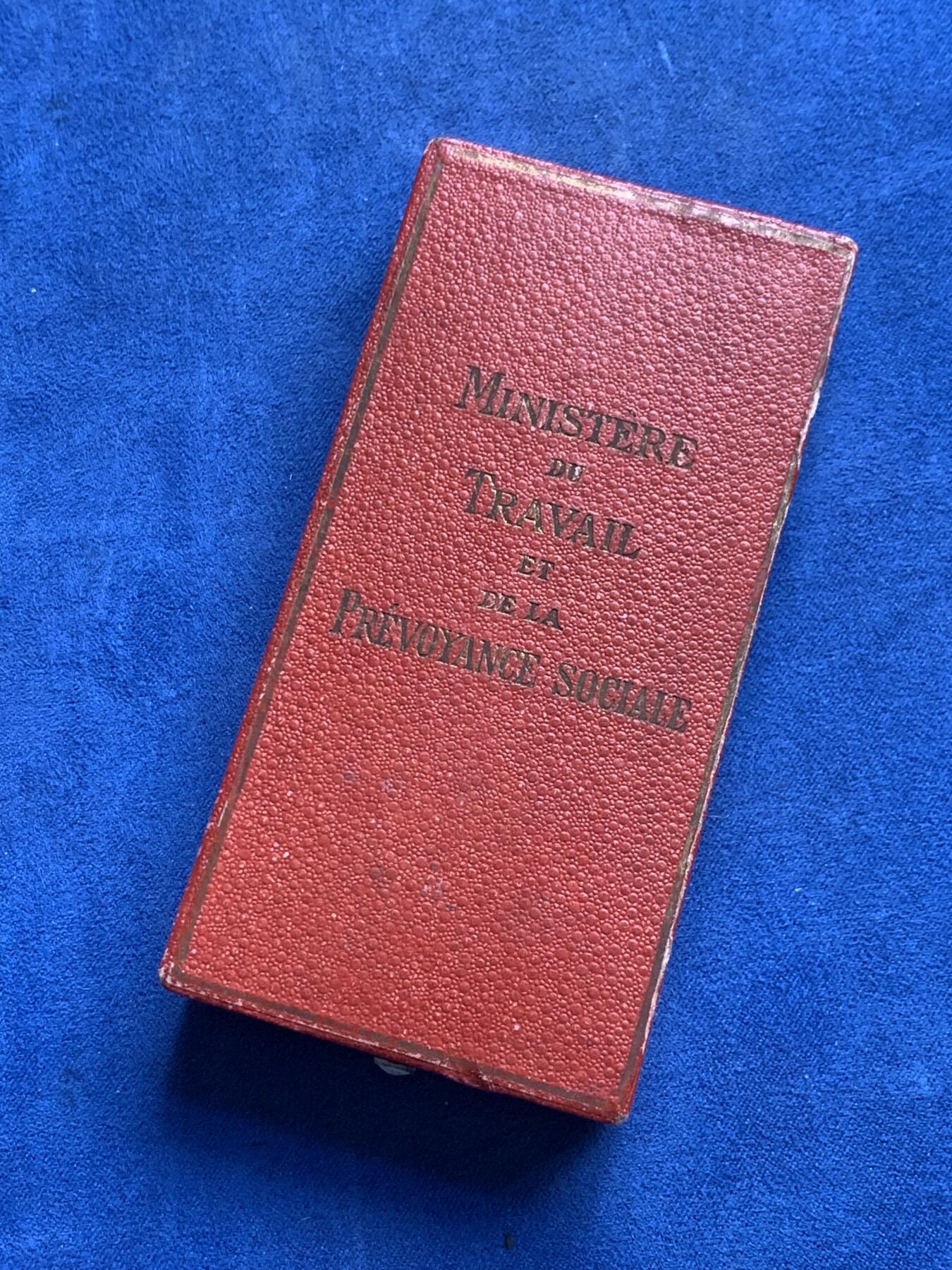 《竞宝斋》第292场- 周日，周一  2场连拍 （全场包邮） 荣誉勋章 劳动和社会保障部1921年授予Mle V Volard的法国银章