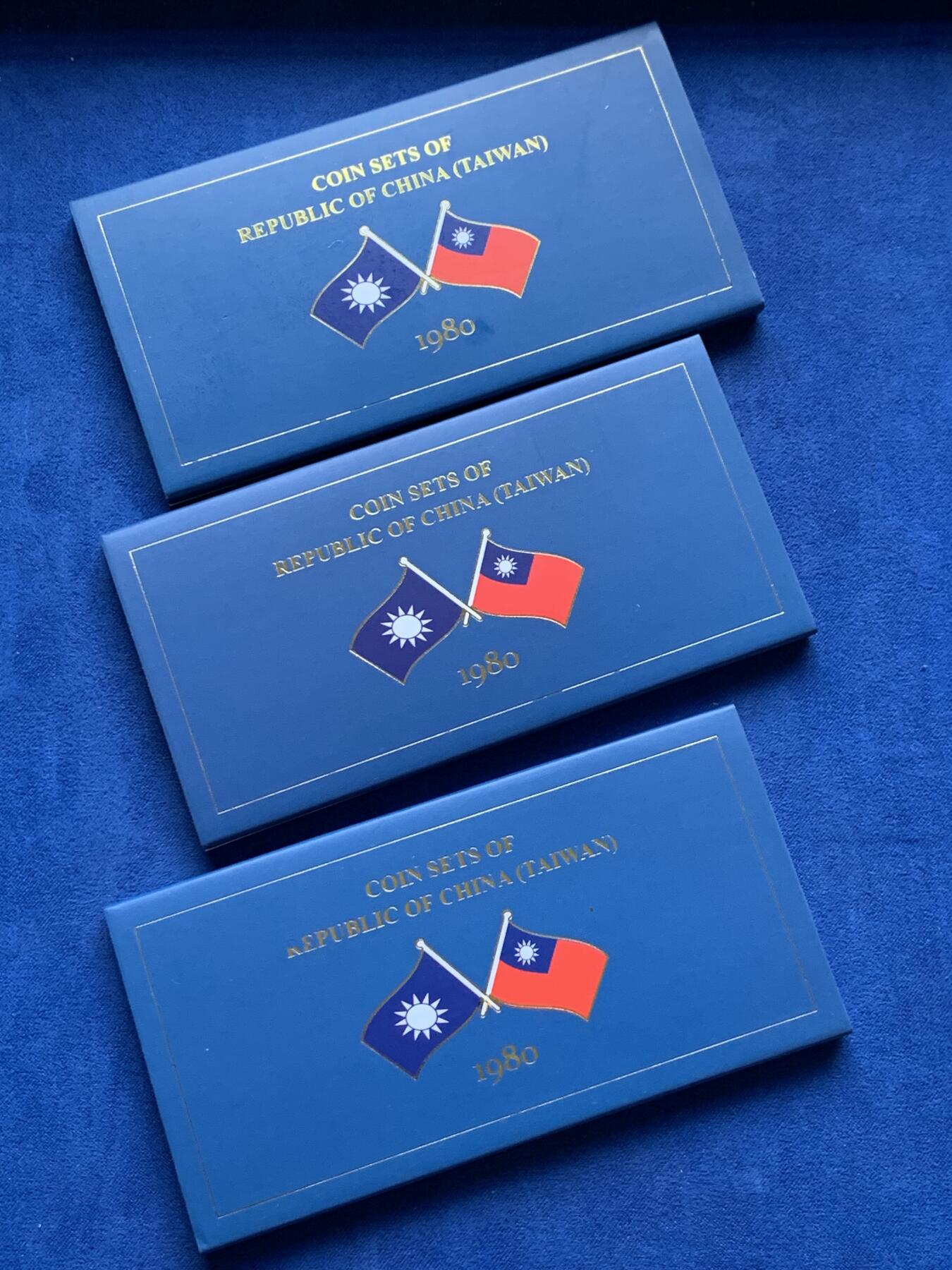 《竞宝斋》第292场- 周日，周一  2场连拍 （全场包邮） 3套一组 中国台湾省1980年官方套币 包括蒋像五元，兰花一元，铜五角，铝一角，共四枚全新品，关门币