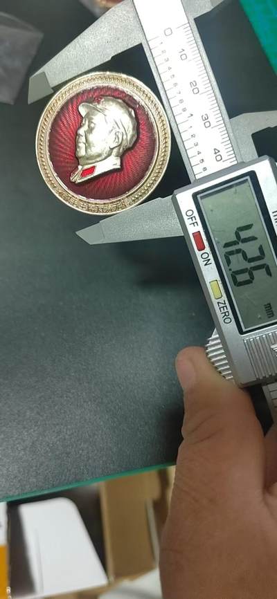 毛主席像章拍场，都是部队章 🔥🔥🔥🔥毛主席像章，42.6毫米，背面有铭文：中国人民解放军5703工厂