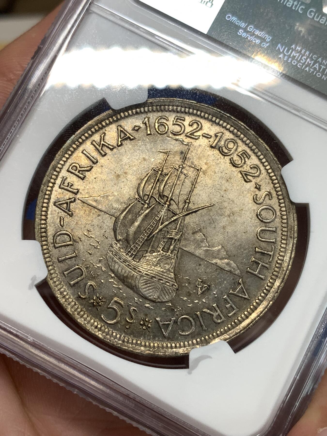 《竞宝斋》第292场- 周日，周一  2场连拍 （全场包邮） NGC MS62 南非1952年5先令大银币 背面带金色彩