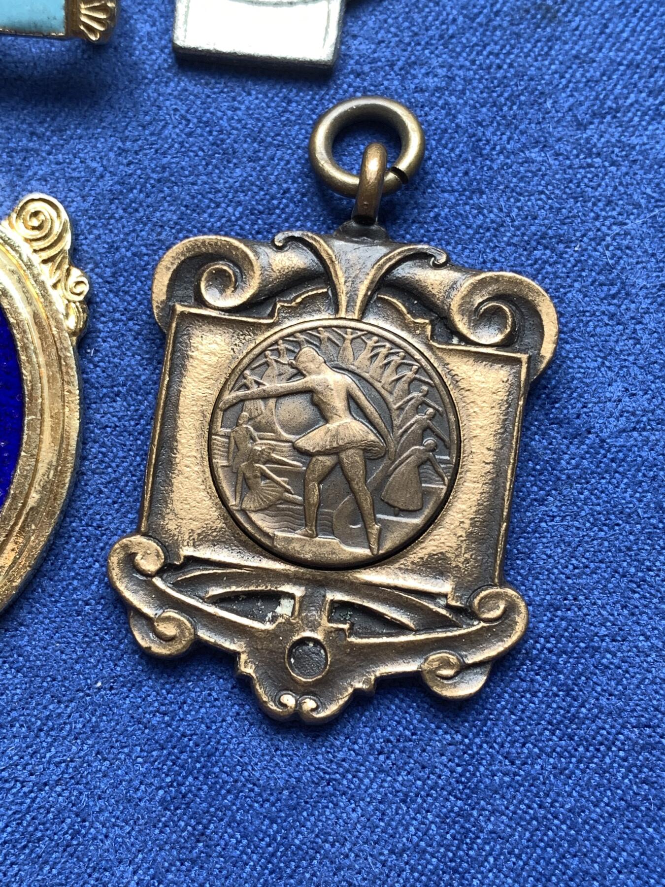 《竞宝斋》第292场- 周日，周一  2场连拍 （全场包邮） 外国纪念章一组 细节见图