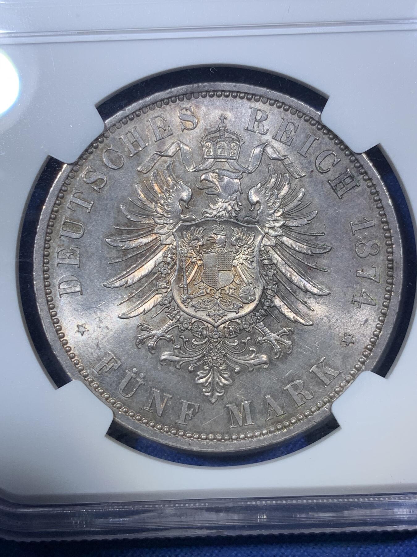 《竞宝斋》第292场- 周日，周一  2场连拍 （全场包邮） NGC MS63 德国1874年首年普鲁士威廉一世短翅5马克银币 曝光车轮转光流通马克中的经典威一短翅好品极难