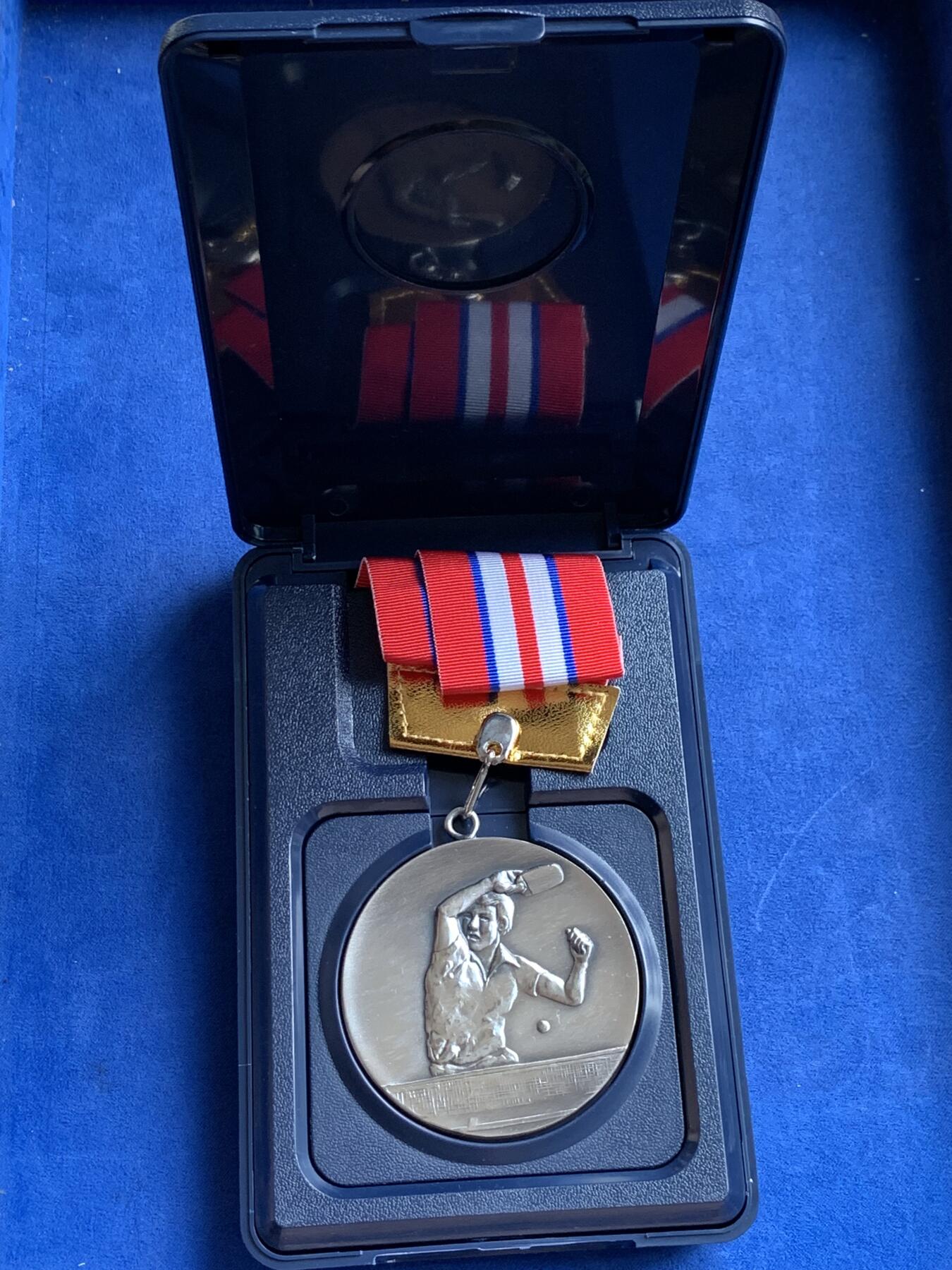 《竞宝斋》第292场- 周日，周一  2场连拍 （全场包邮） 日本章三个  乒乓球奖章雕刻不错