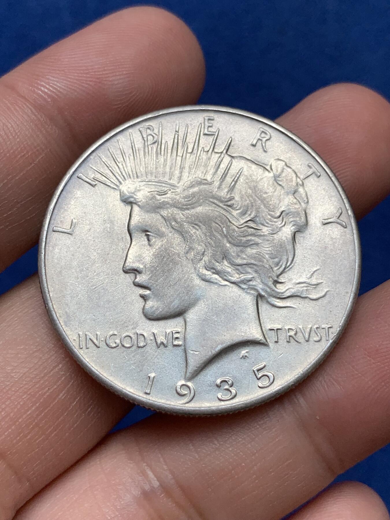 《竞宝斋》第292场- 周日，周一  2场连拍 （全场包邮） 少见 转光品 1935年 美国和平银币 边齿完好 转光明显 国内很难见到