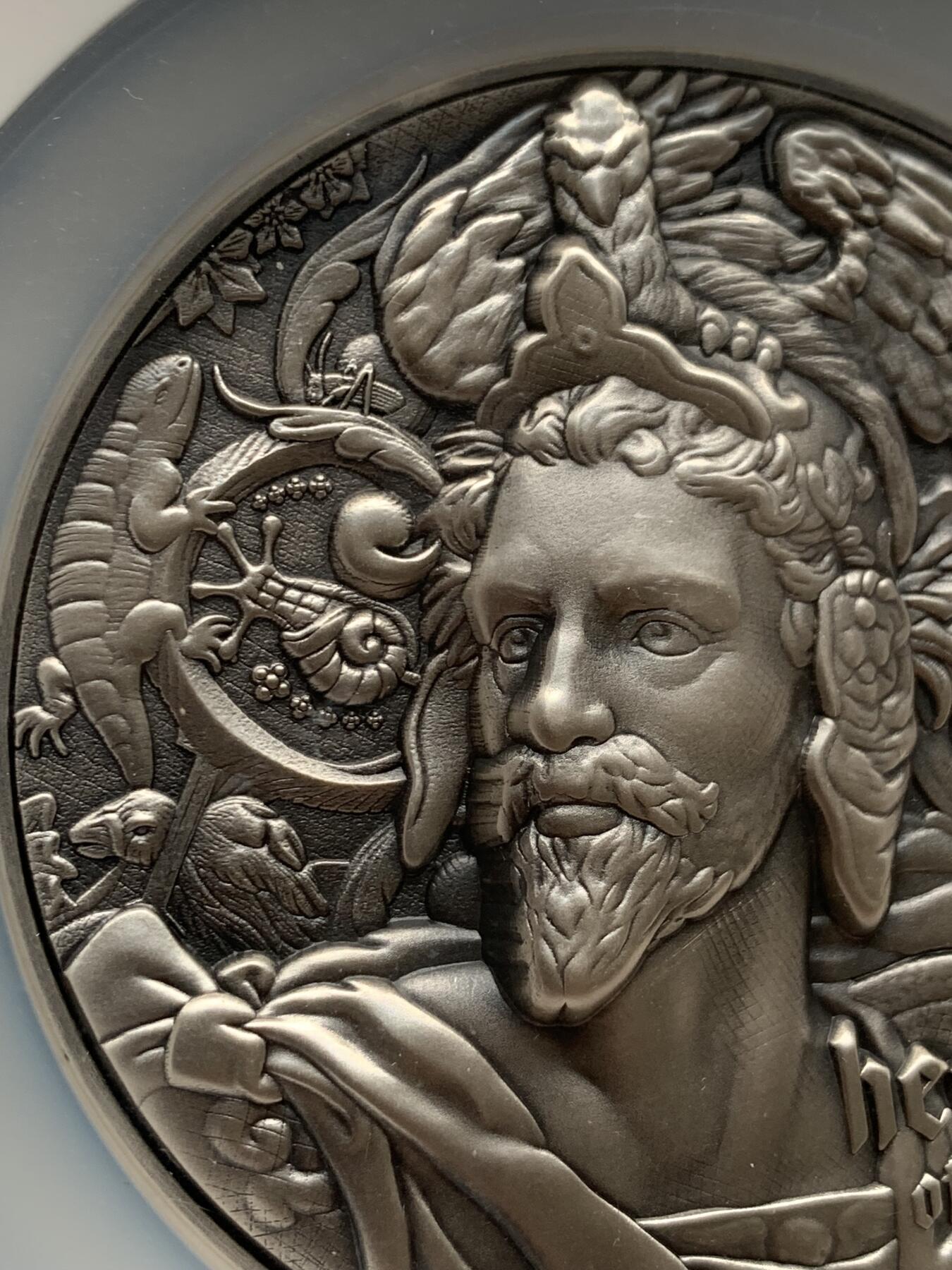 《竞宝斋》第292场- 周日，周一  2场连拍 （全场包邮） NGC MS70ANTIQUED 纽埃2020年5美元高浮雕仿古特大银铜币 特洛伊第一勇士“赫克特耳”，材质：2盎司999银+11.5盎司999铜（约：420克），直径80毫米，限量发型500枚，该枚为112号。冠军分（70分仅3枚），首期发行蓝标，盒证齐全，（证书为银章，0.1盎司银，约3余克）