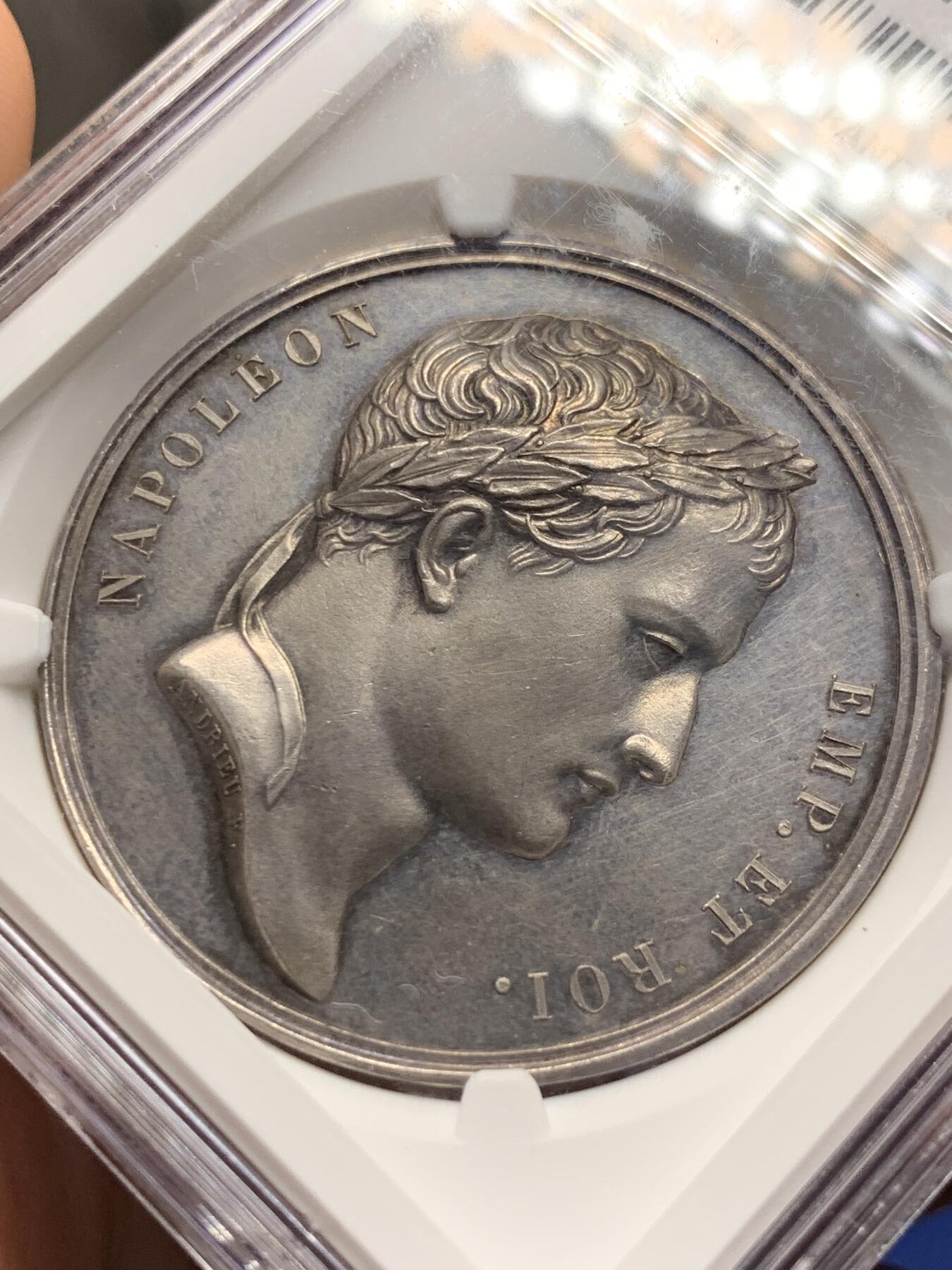 《竞宝斋》第292场- 周日，周一  2场连拍 （全场包邮） NGC UNCD 法国1806年拿破仑银章 19世纪后铸，极少见的品种，超高浮雕很细腻，加厚盒难得