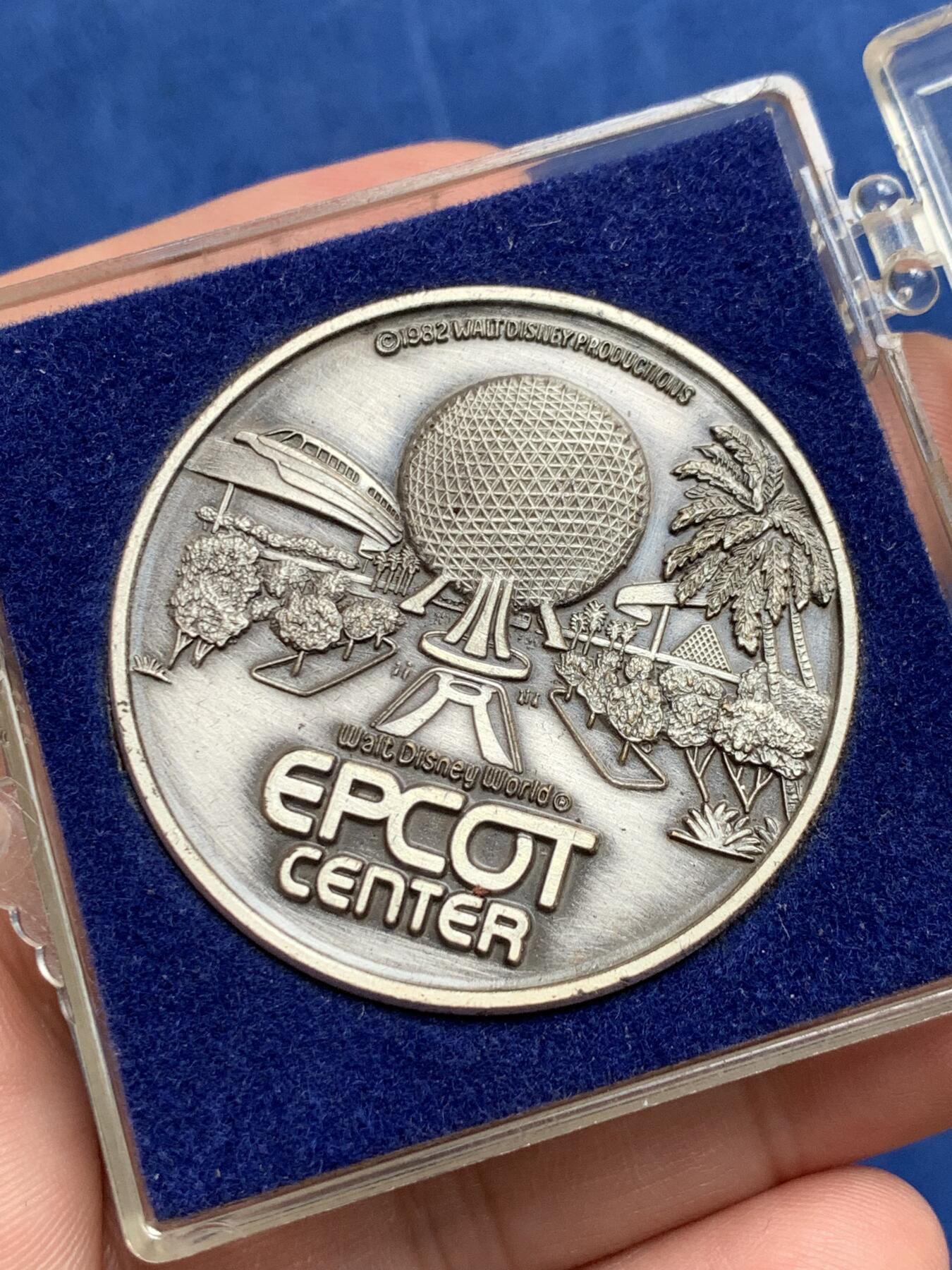 《竞宝斋》第292场- 周日，周一  2场连拍 （全场包邮） 日本章三个  乒乓球奖章雕刻不错