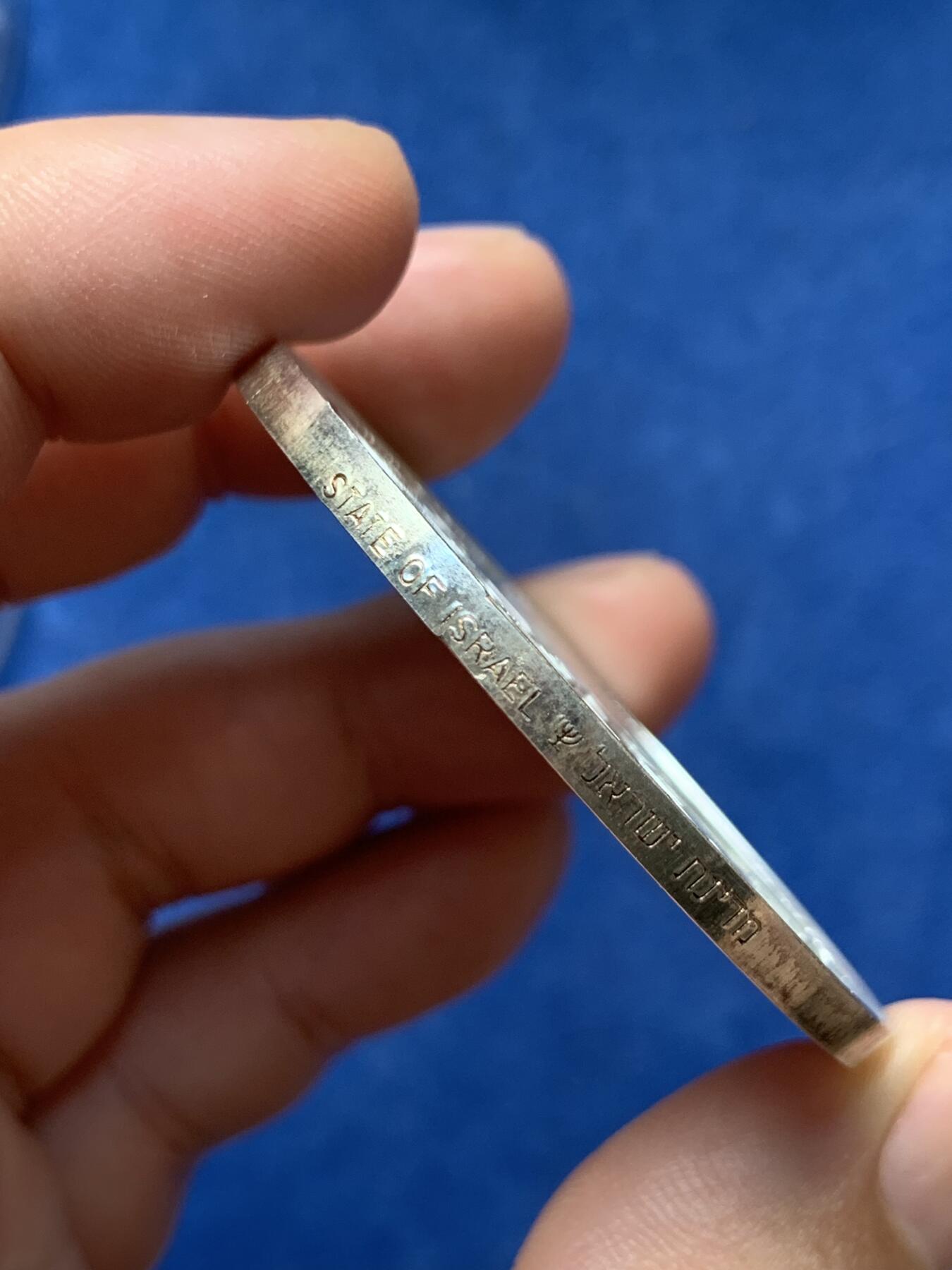 《竞宝斋》第292场- 周日，周一  2场连拍 （全场包邮） 以色列纪念失踪将士和俘虏纪念超大银章 国旗图案 49g 50mm