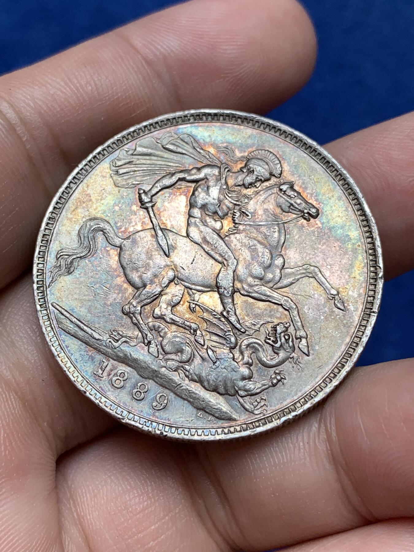 《竞宝斋》第292场- 周日，周一  2场连拍 （全场包邮） 英国1889年维多利亚高冠马剑克朗银币