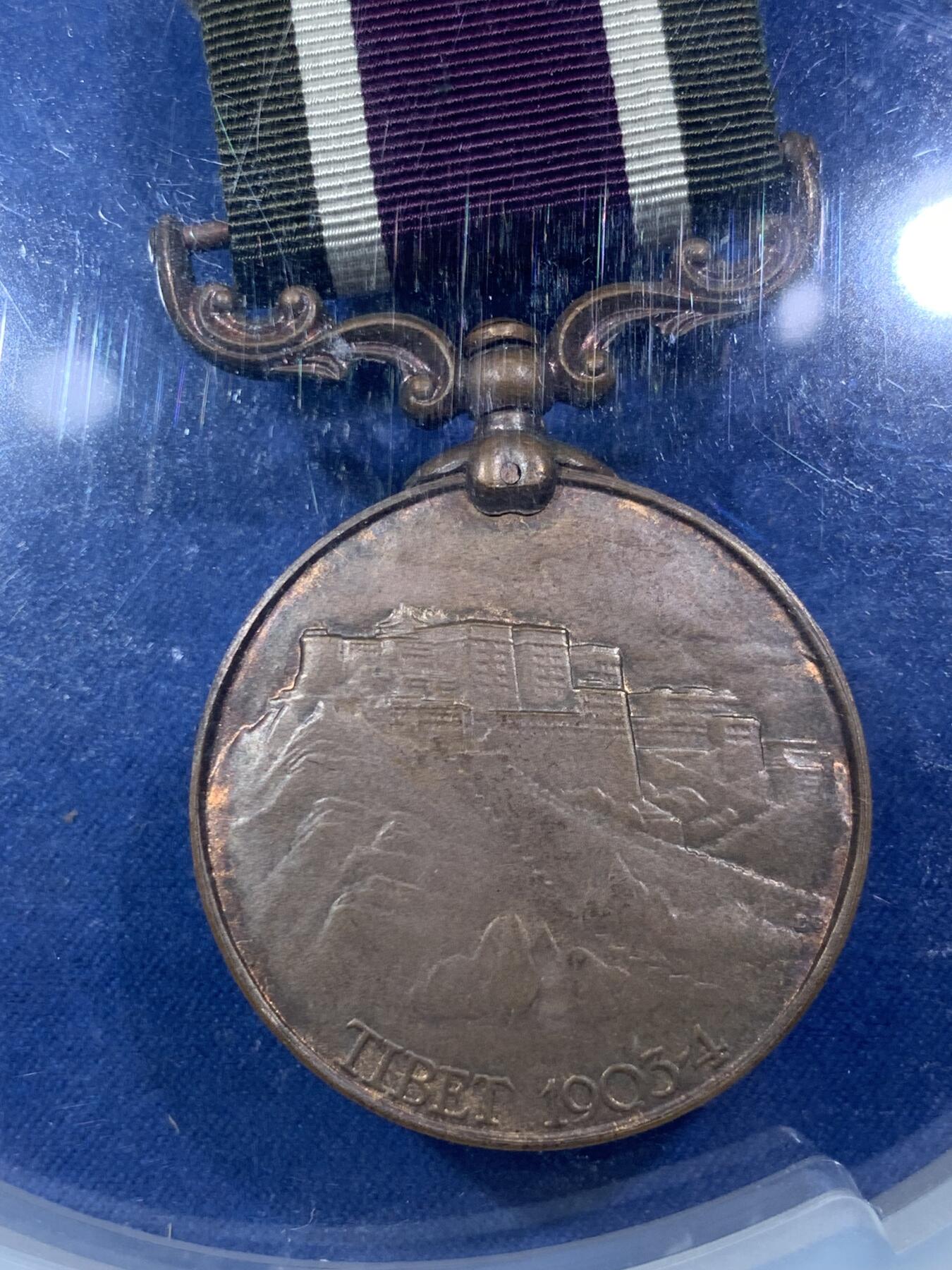 《竞宝斋》第292场- 周日，周一  2场连拍 （全场包邮） PCGS MS64 冠军分 英国1903-04年西藏战役纪念铜章 爱德华七世戎装像背面布达拉宫 带花刻边铭 大多缺少绶带 完整配绶带且入盒者难能可贵 唯一冠军分