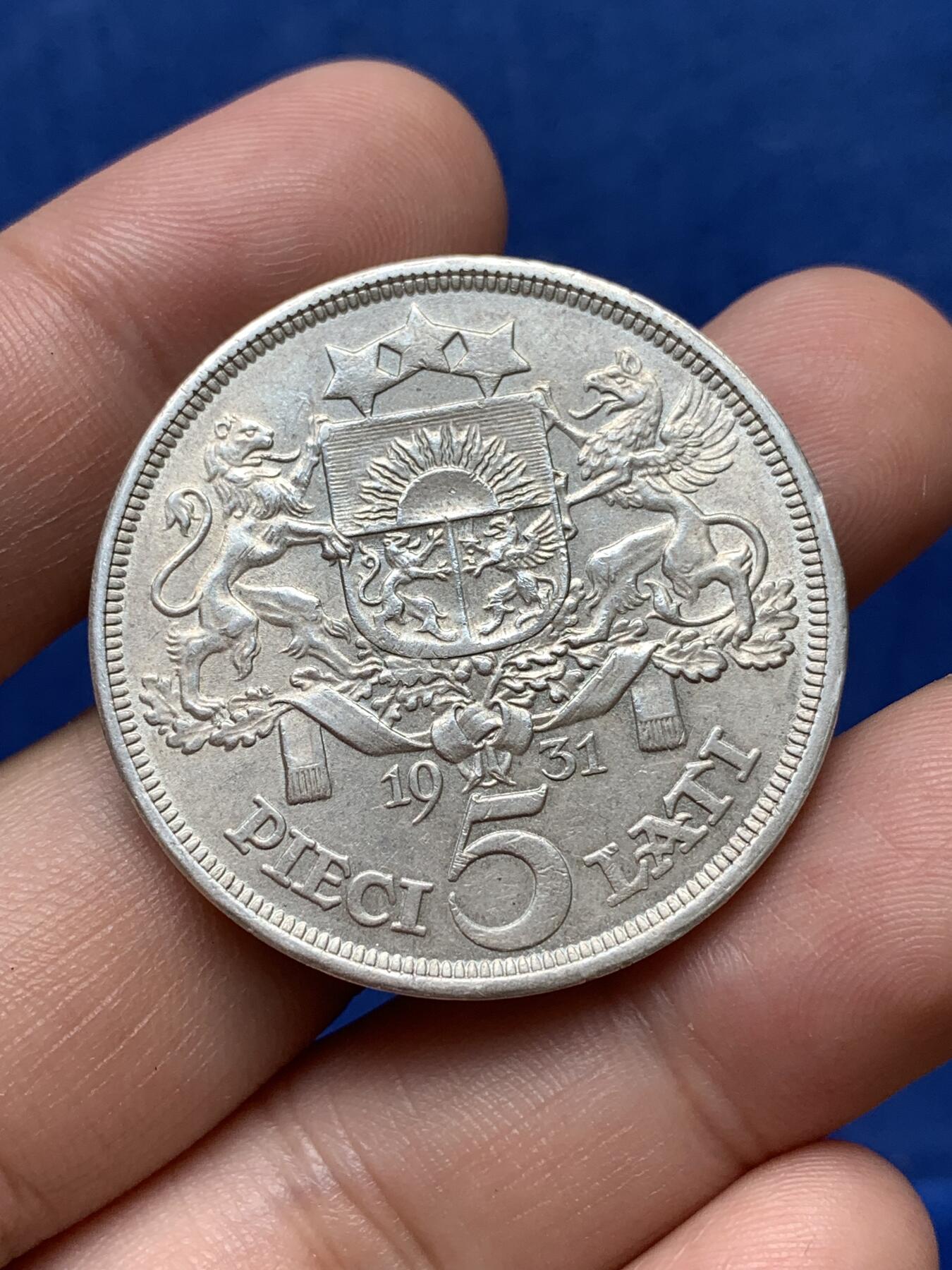 《竞宝斋》第292场- 周日，周一  2场连拍 （全场包邮） 拉脱维亚1931年民族少女5拉特 从公博64的盒子拆出 品相不错 比起NGC性价比高多了 适合把玩