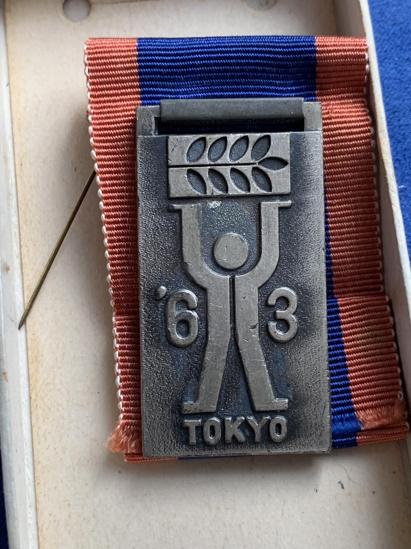 《竞宝斋》第292场- 周日，周一  2场连拍 （全场包邮） 日本章三个  乒乓球奖章雕刻不错