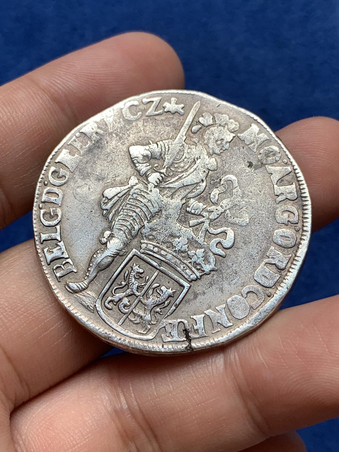 《竞宝斋》第292场- 周日，周一  2场连拍 （全场包邮） 荷兰 1699年 海尔德兰省，少见地名，持剑武士1杜卡特银币，早期品种，状态已经算不错，27.6克，光边