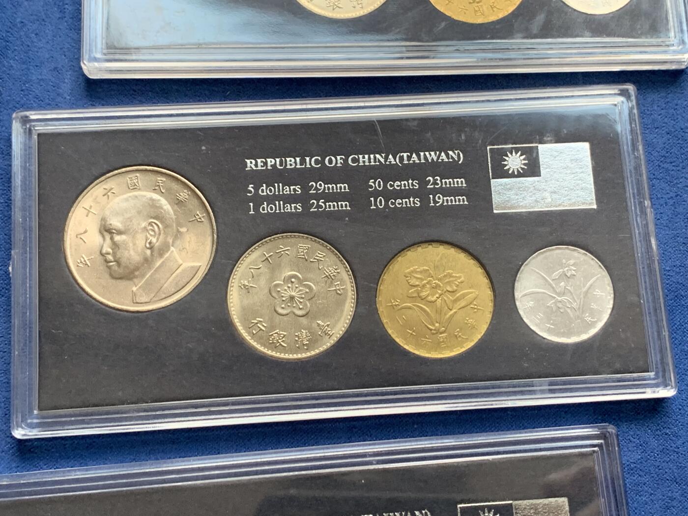 《竞宝斋》第292场- 周日，周一  2场连拍 （全场包邮） 3套一组 中国台湾省1980年官方套币 包括蒋像五元，兰花一元，铜五角，铝一角，共四枚全新品，关门币