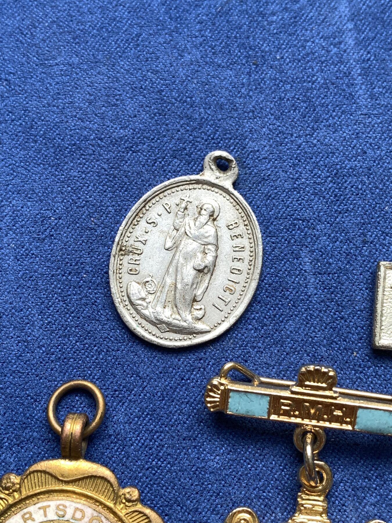 《竞宝斋》第292场- 周日，周一  2场连拍 （全场包邮） 外国纪念章一组 细节见图