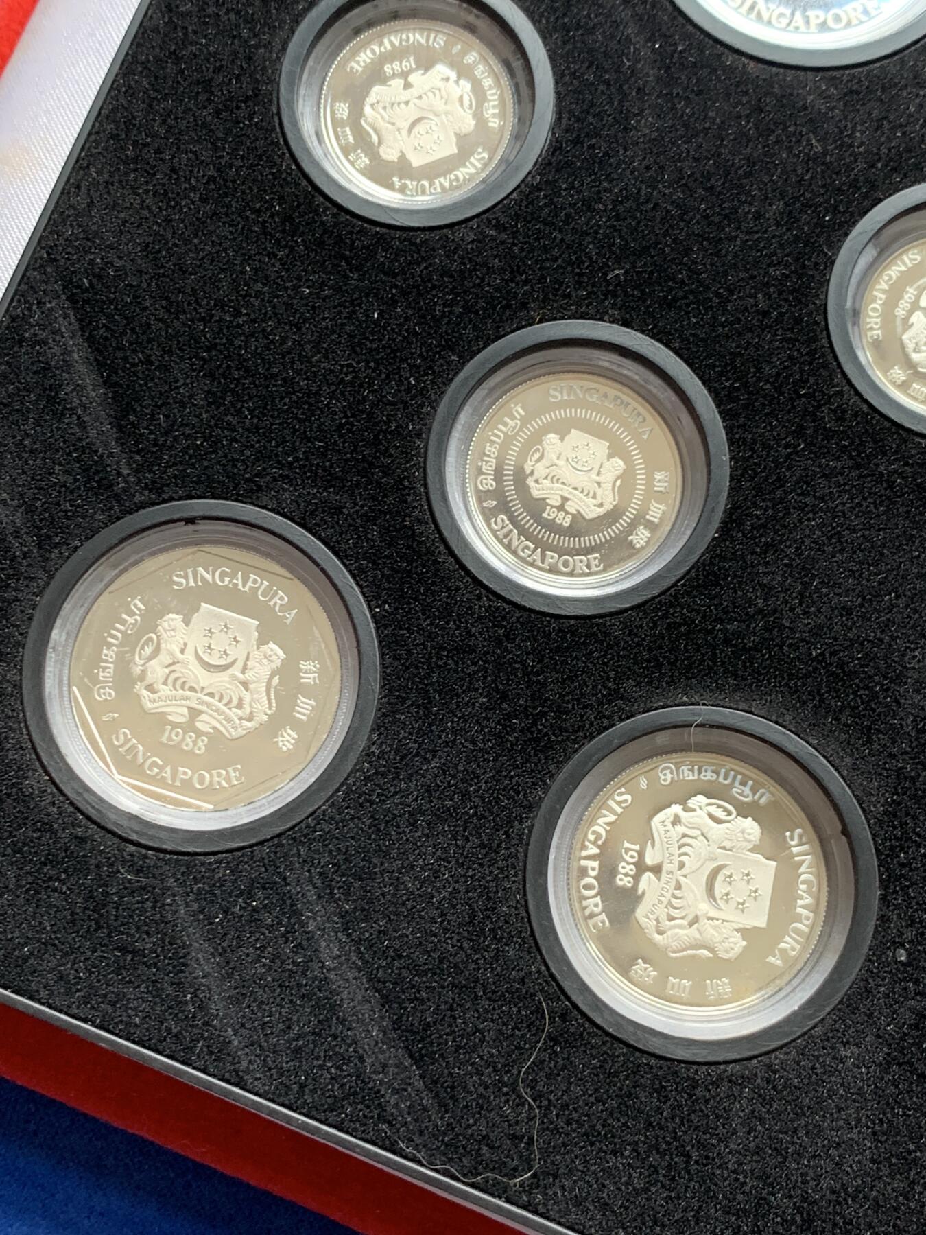 《竞宝斋》第292场- 周日，周一  2场连拍 （全场包邮） 新加坡1988年花卉精制银币套装一套六枚 早期出品 盒证齐全