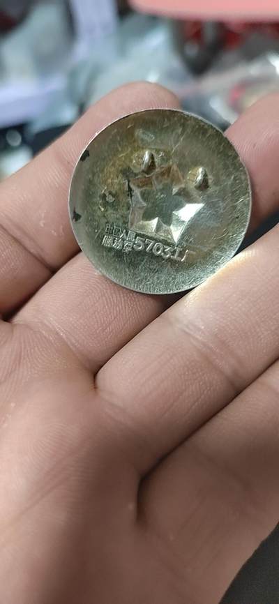 毛主席像章拍场，都是部队章 🔥🔥🔥🔥毛主席像章，34.2毫米，背面有铭文：中国人民解放军5703工厂