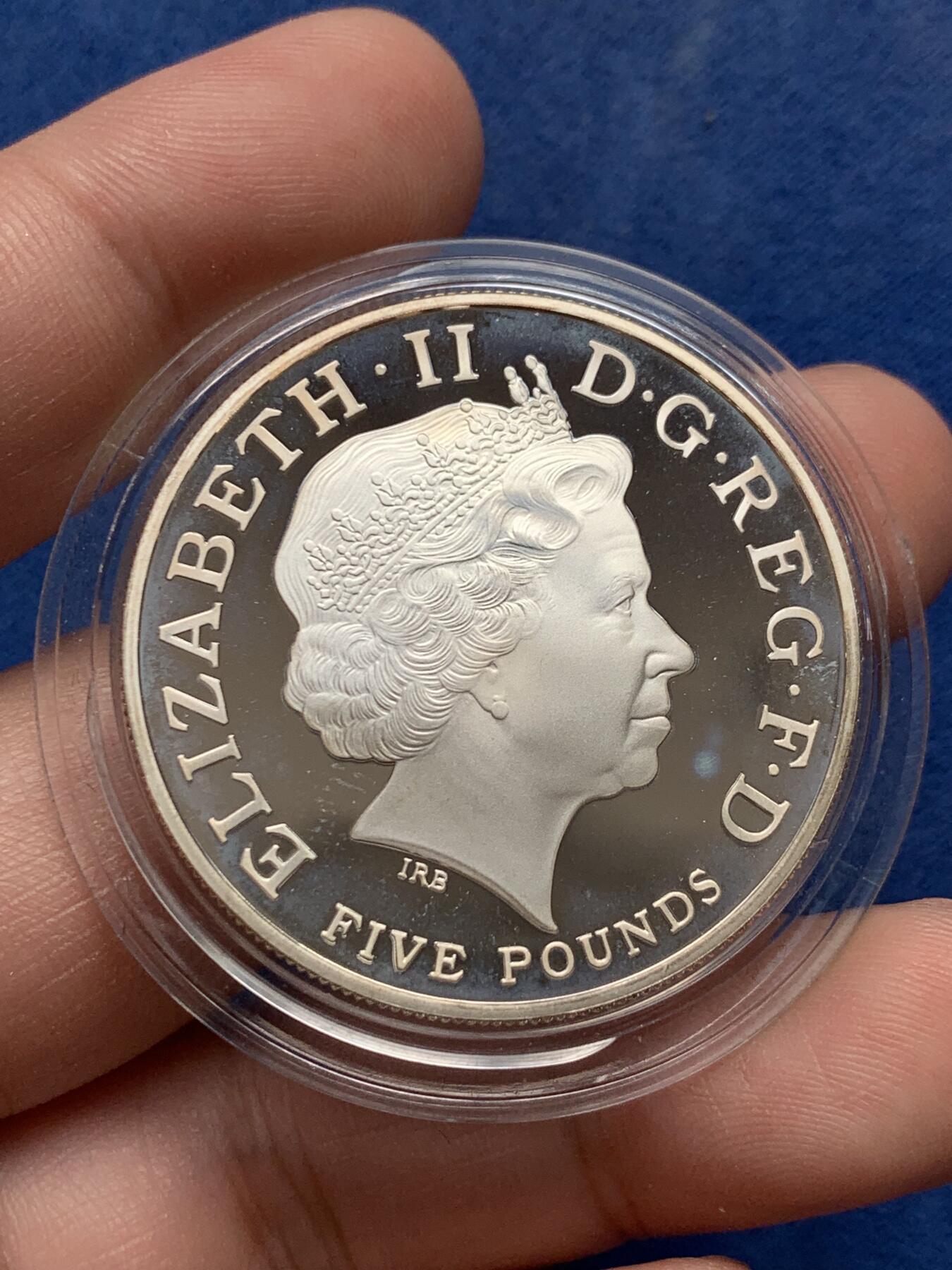 《竞宝斋》第292场- 周日，周一  2场连拍 （全场包邮） 英国2013年 伊丽莎白二世加冕60周年纪念 5镑 又称''最后的马剑'' 38.61mm 28.28g 0.925Ag 铸造量7500枚