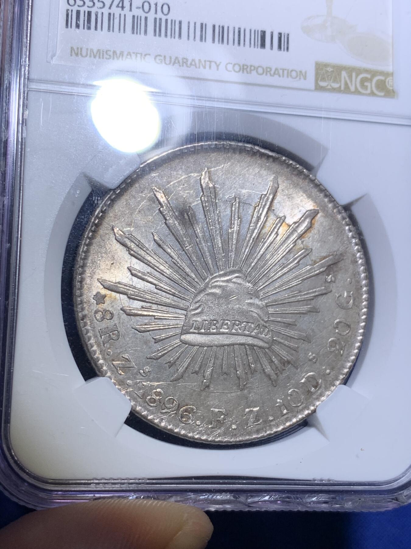 《竞宝斋》第292场- 周日，周一  2场连拍 （全场包邮） NGC MS63 墨西哥1896年ZS版花边鹰洋8瑞尔银币 盒子下沿有损