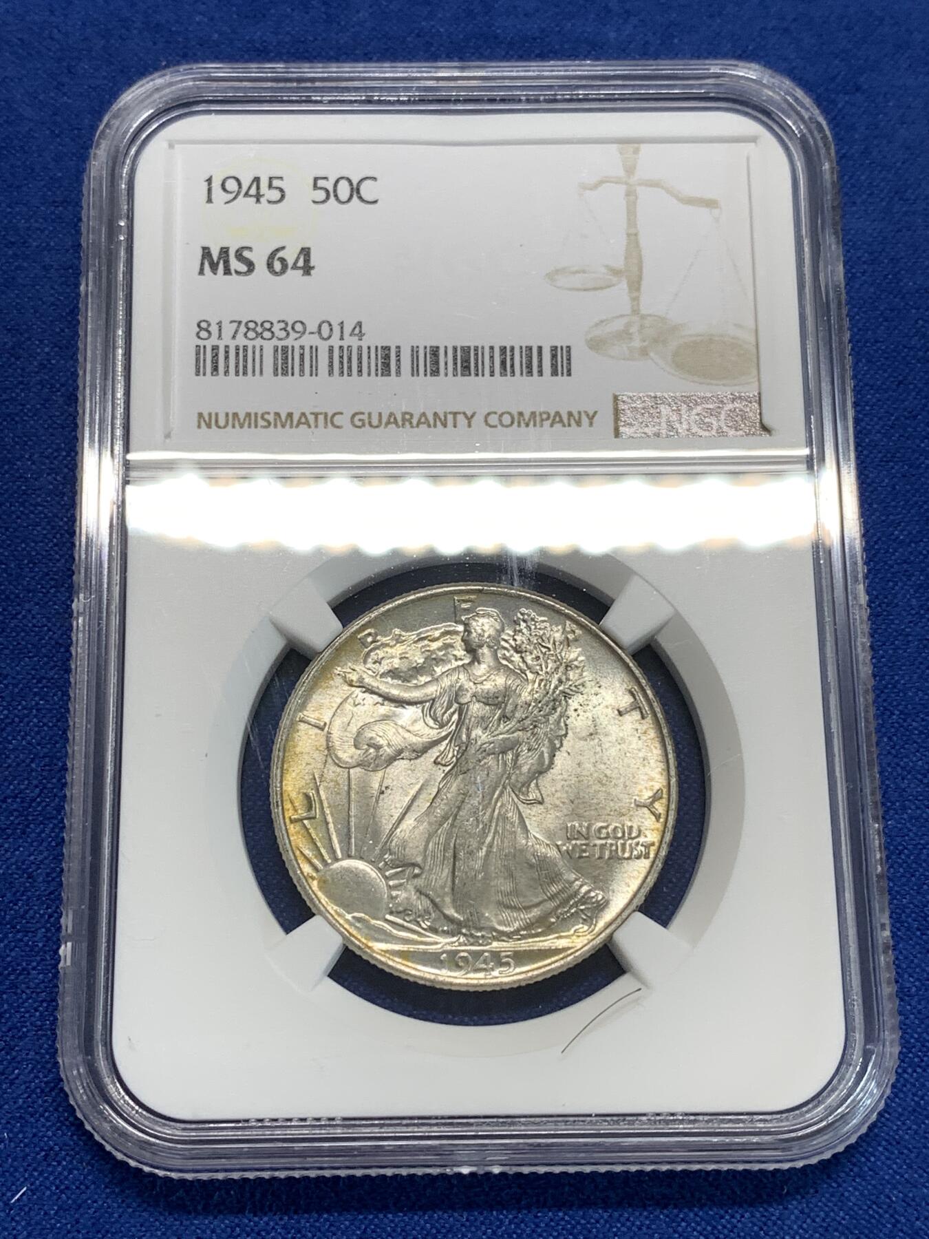 《竞宝斋》第292场- 周日，周一  2场连拍 （全场包邮） NGC MS64 美国1945年行走女神半圆银币 来自美国库存包装，非原卷，但是也未可见流通。双面带有脱模剂氧化而成的黄油包浆，养眼舒服。它也是美国币经典设计，深受世界人民喜爱，来自Adolph A. Weinman的设计。