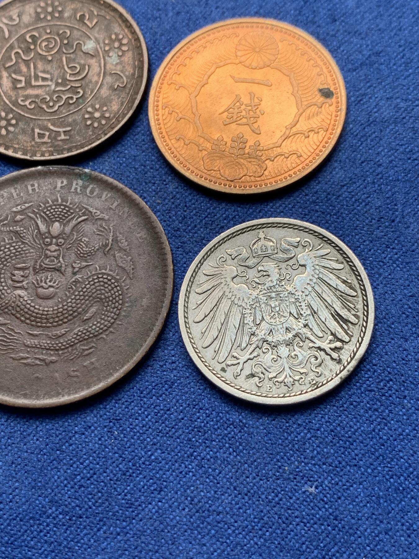 《竞宝斋》第292场- 周日，周一  2场连拍 （全场包邮） 4枚一组 湖北当十铜元 原味老包浆全龙鳞 有30度背逆+ 西藏雪山狮子 新雪康 全内齿 边齿图案文字基本没有磨损 枣红皮壳+UNC转光日本一钱昭和十三年+长翅鹰1909年通货德国10芬尼